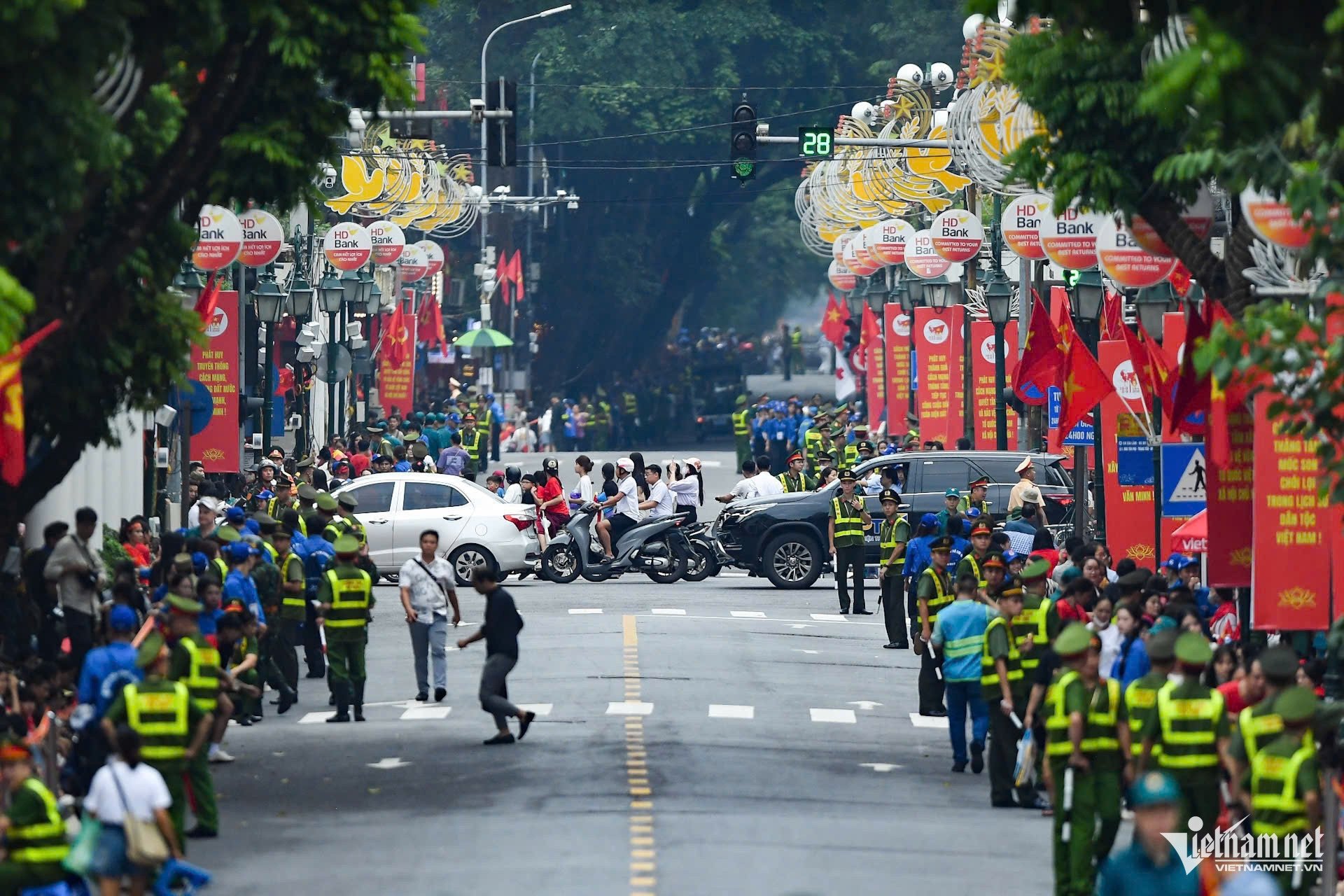 27-1756292203-dan-xe-tang-xe-thiet-giap-khi-the-hanh-quan-tren-duong-pho-ha-noi.jpg