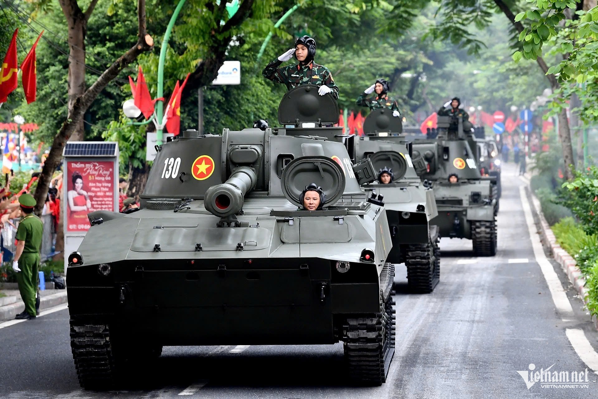 27-1756293943-dan-xe-tang-xe-thiet-giap-khi-the-hanh-quan-tren-duong-pho-ha-noi.jpg