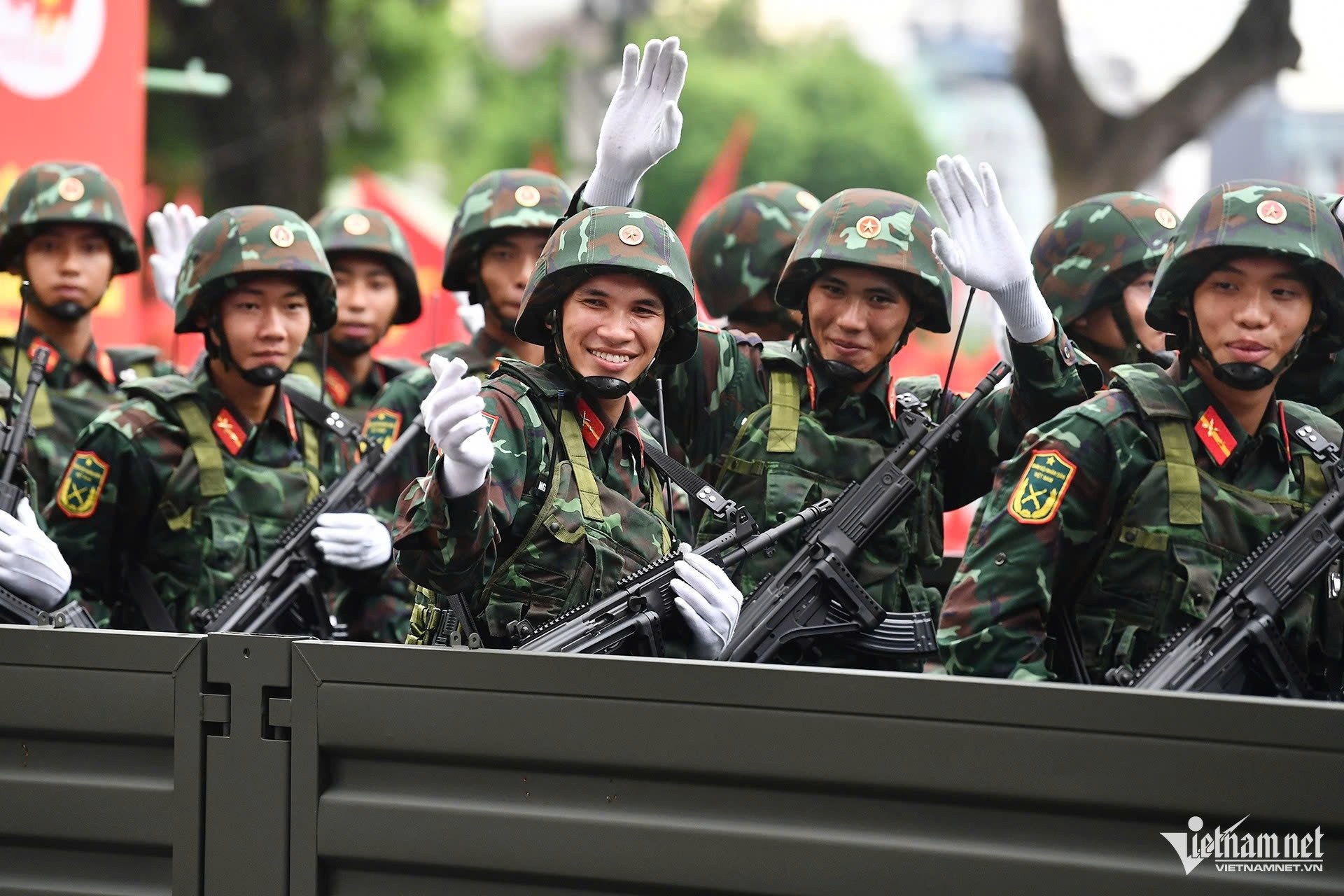 27-1756293943-dan-xe-tang-xe-thiet-giap-khi-the-hanh-quan-tren-duong-pho-ha-noi.jpg