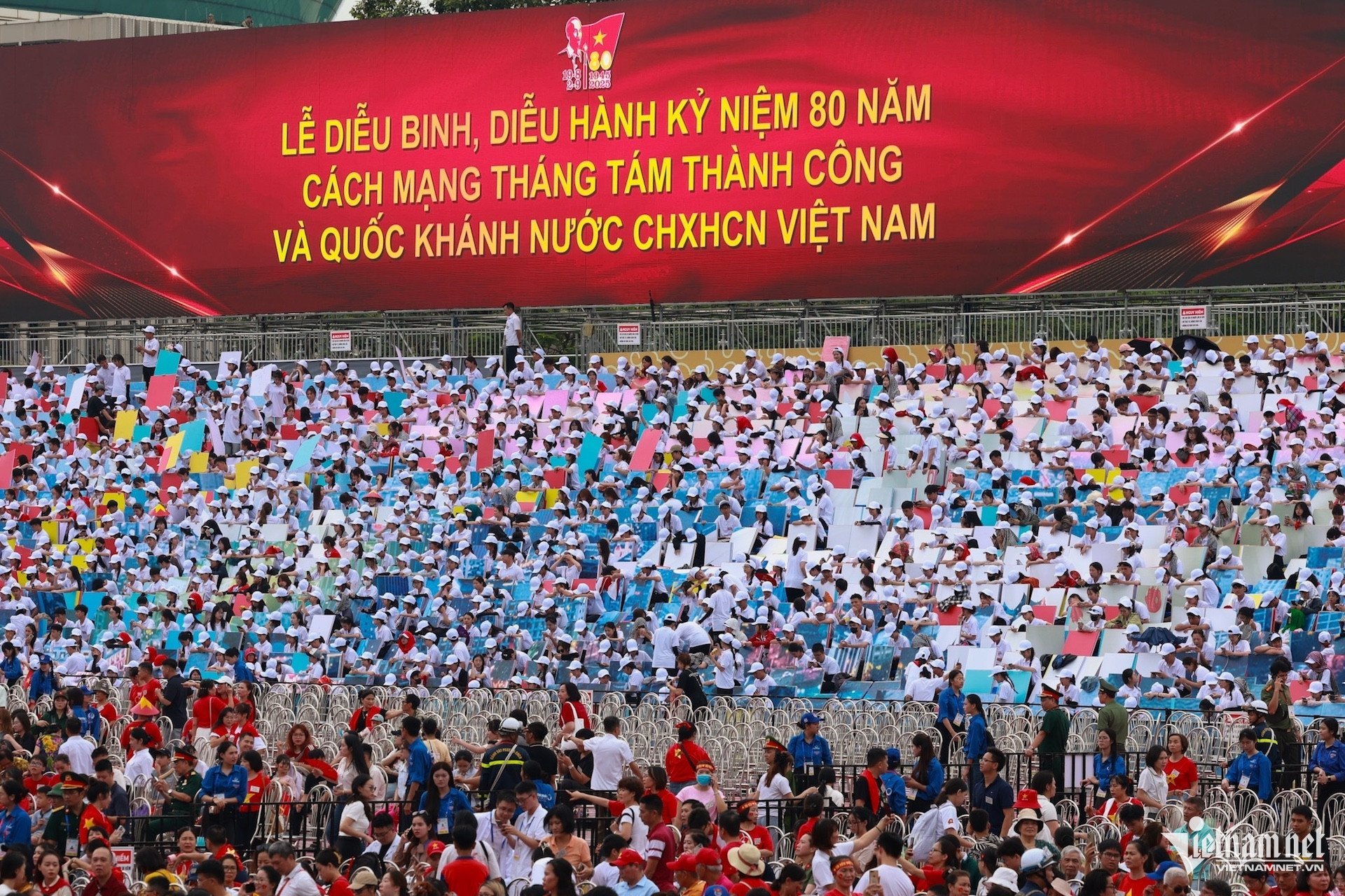 27-1756294841-dan-xe-tang-xe-thiet-giap-khi-the-hanh-quan-tren-duong-pho-ha-noi.jpg