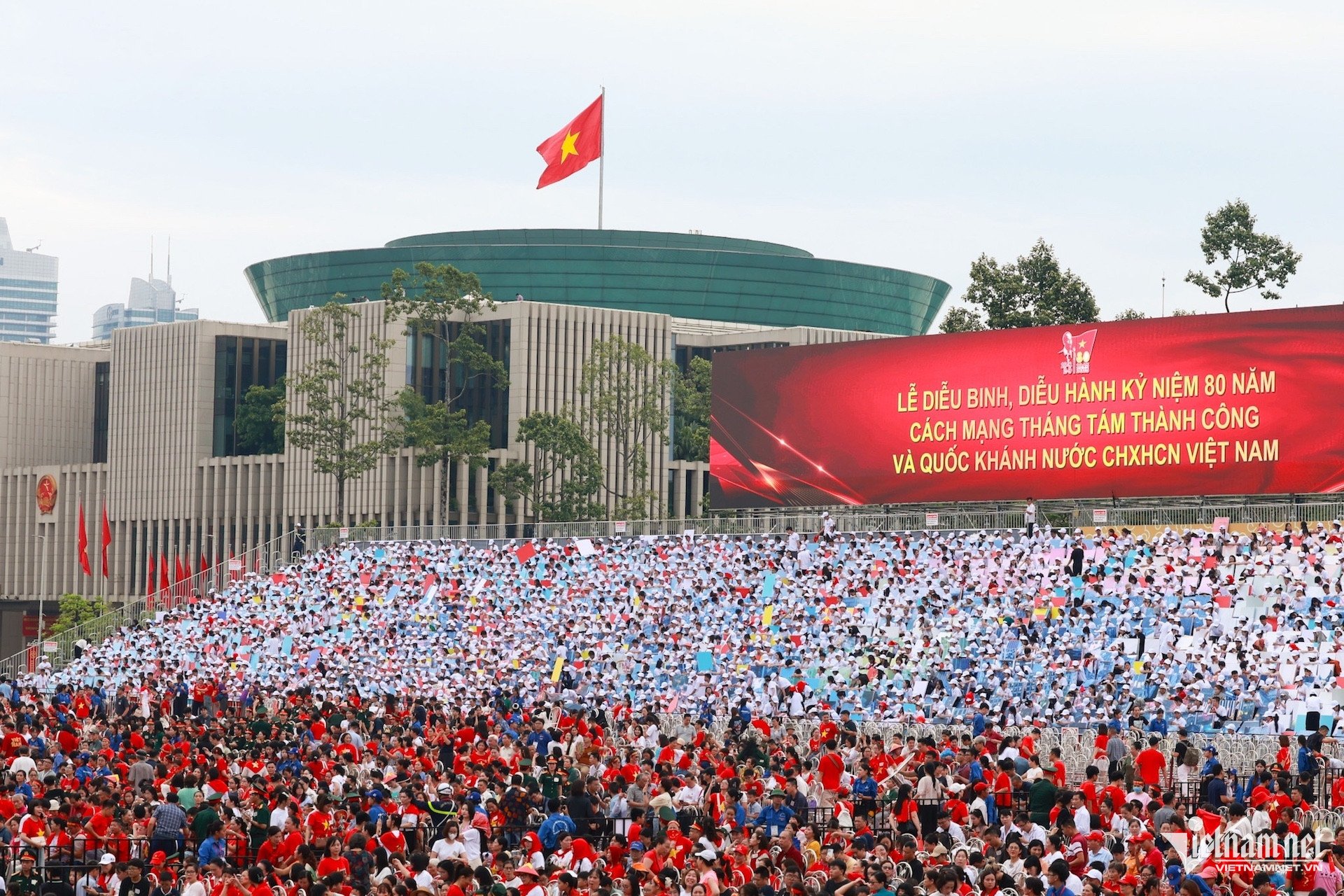 27-1756294841-dan-xe-tang-xe-thiet-giap-khi-the-hanh-quan-tren-duong-pho-ha-noi.jpg