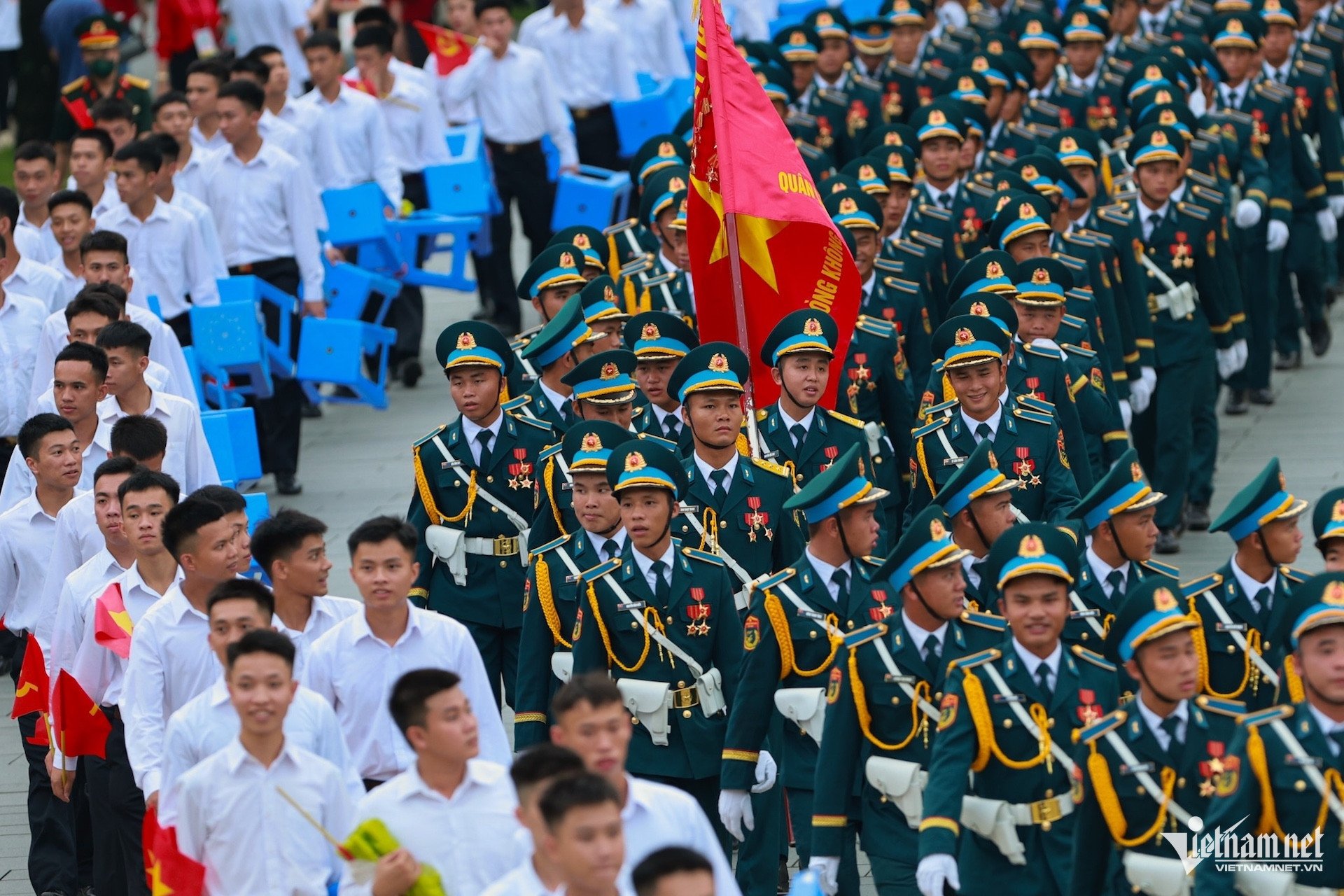 27-1756294841-dan-xe-tang-xe-thiet-giap-khi-the-hanh-quan-tren-duong-pho-ha-noi.jpg