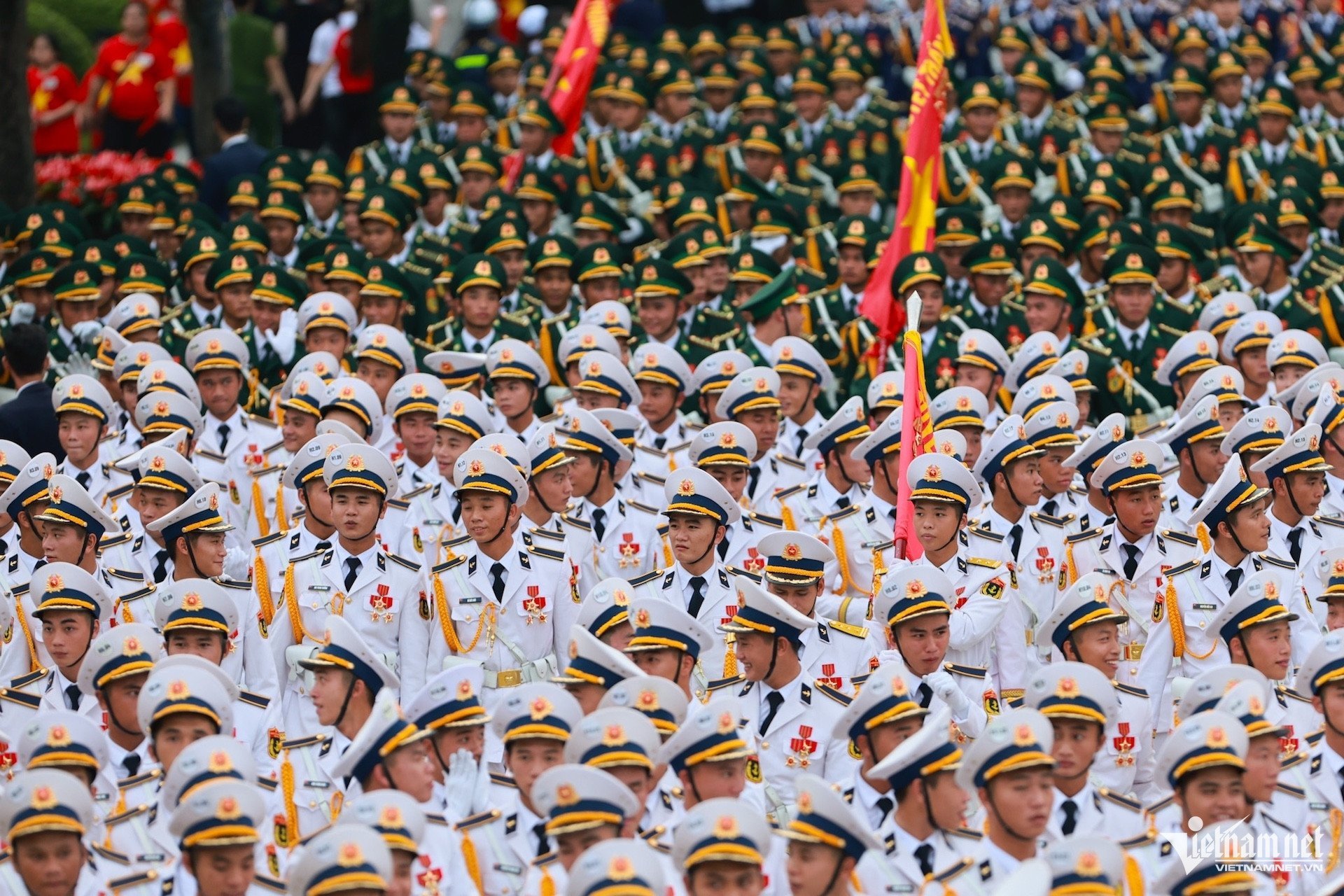 27-1756294841-dan-xe-tang-xe-thiet-giap-khi-the-hanh-quan-tren-duong-pho-ha-noi.jpg