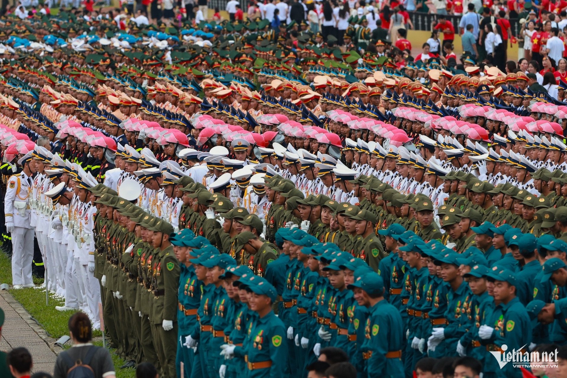 27-1756294841-dan-xe-tang-xe-thiet-giap-khi-the-hanh-quan-tren-duong-pho-ha-noi.jpg