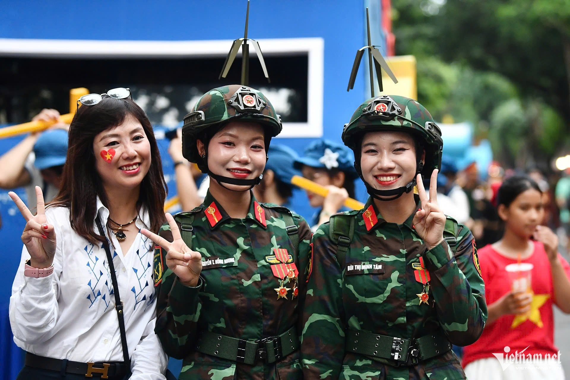 27-1756294841-dan-xe-tang-xe-thiet-giap-khi-the-hanh-quan-tren-duong-pho-ha-noi.jpg