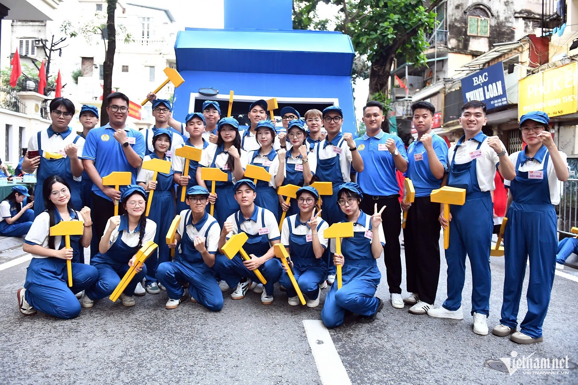 27-1756294841-dan-xe-tang-xe-thiet-giap-khi-the-hanh-quan-tren-duong-pho-ha-noi.jpg