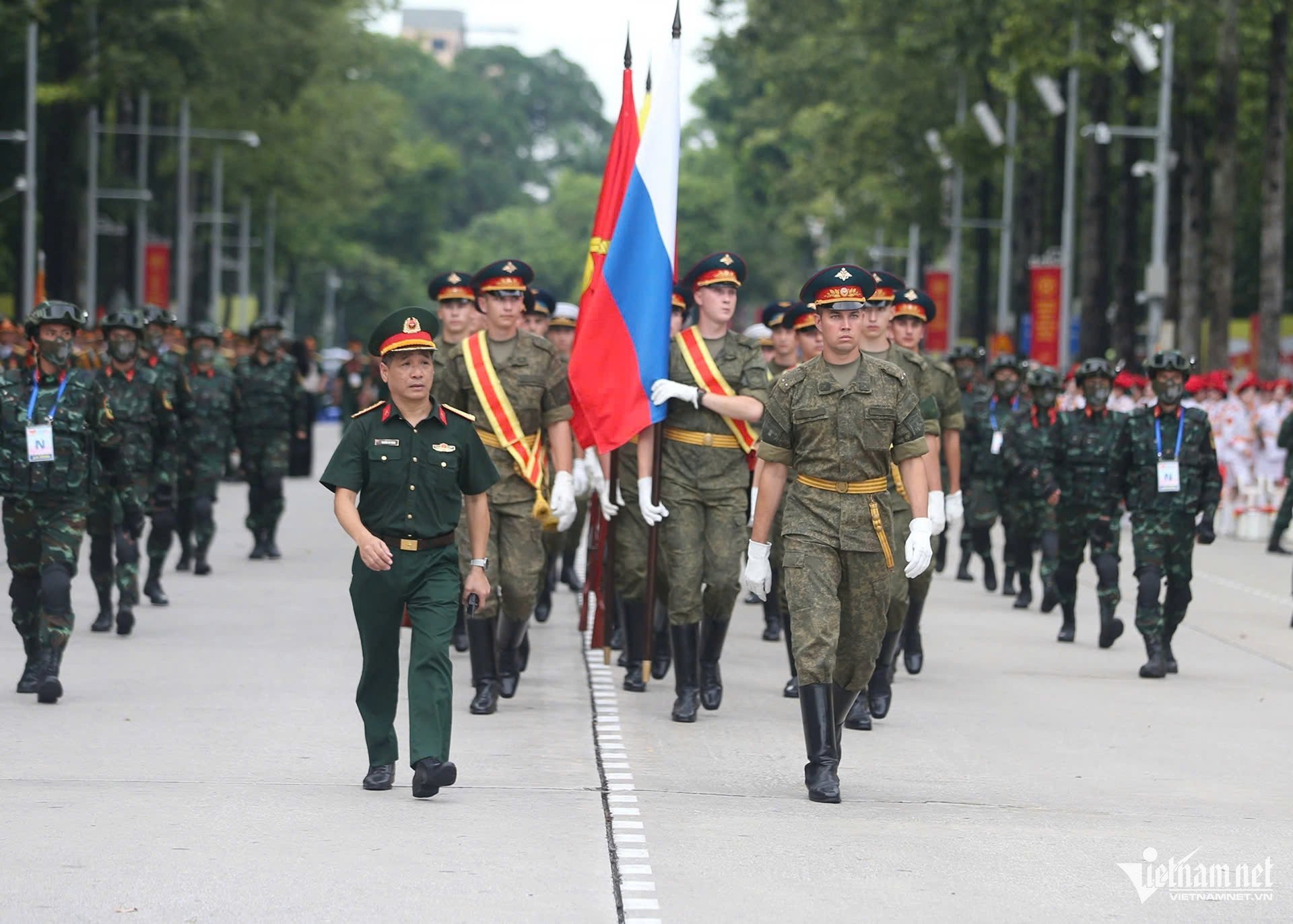 27-1756298171-dan-xe-tang-xe-thiet-giap-khi-the-hanh-quan-tren-duong-pho-ha-noi.jpg