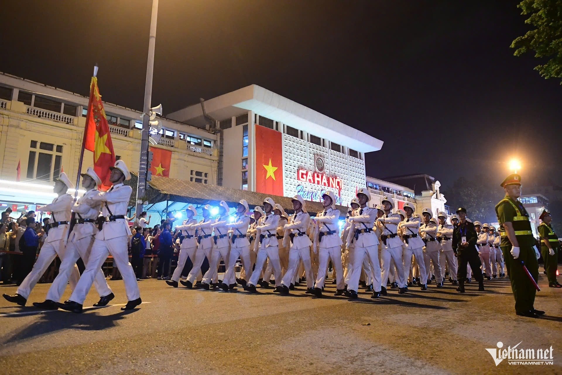 27-1756308121-dan-xe-tang-xe-thiet-giap-khi-the-hanh-quan-tren-duong-pho-ha-noi.jpg