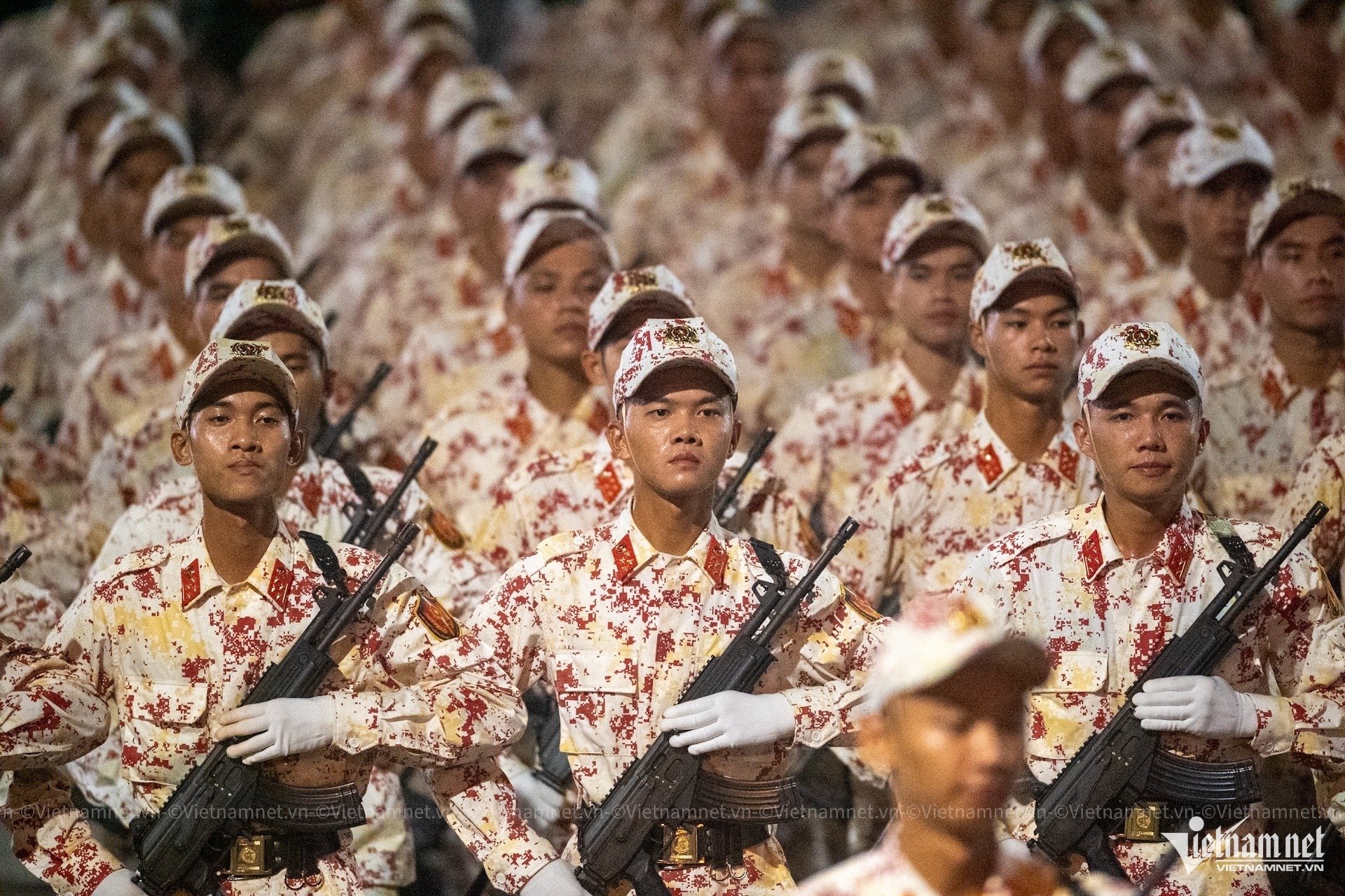27-1756308187-dan-xe-tang-xe-thiet-giap-khi-the-hanh-quan-tren-duong-pho-ha-noi.jpg
