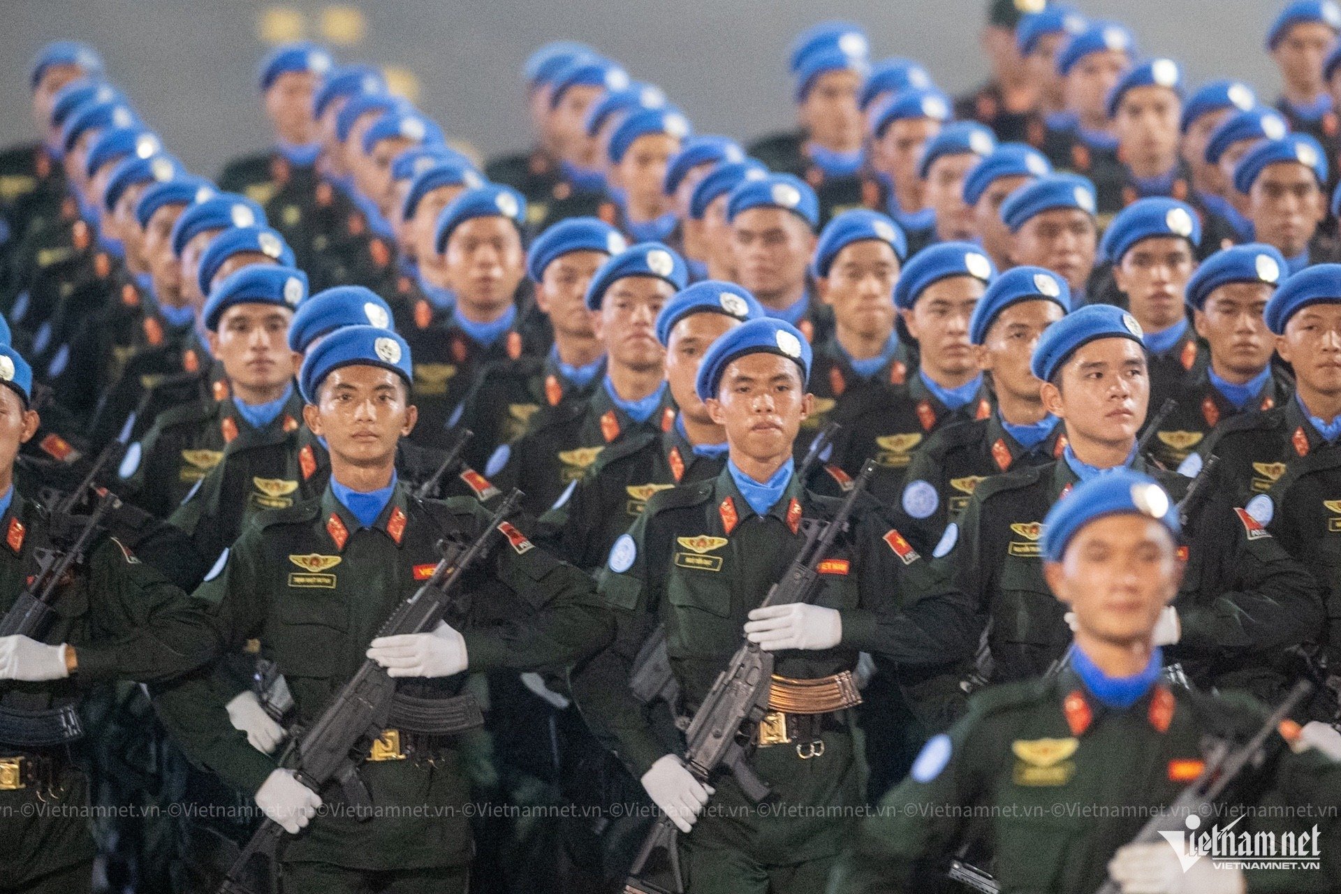27-1756308187-dan-xe-tang-xe-thiet-giap-khi-the-hanh-quan-tren-duong-pho-ha-noi.jpg