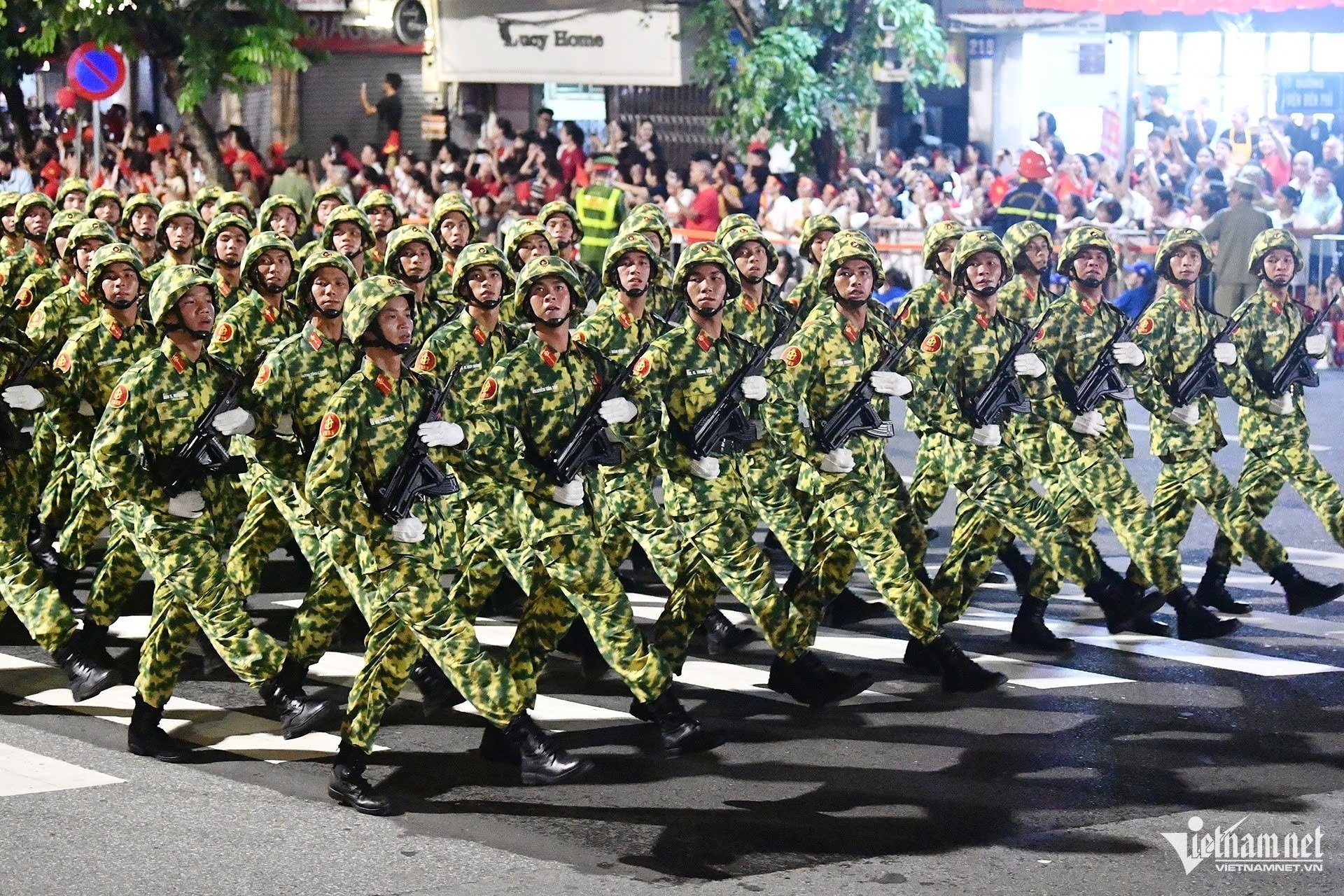 27-1756308471-dan-xe-tang-xe-thiet-giap-khi-the-hanh-quan-tren-duong-pho-ha-noi.jpg