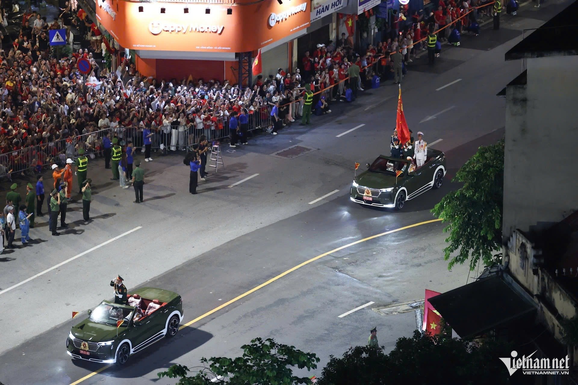 27-1756308471-dan-xe-tang-xe-thiet-giap-khi-the-hanh-quan-tren-duong-pho-ha-noi.jpg