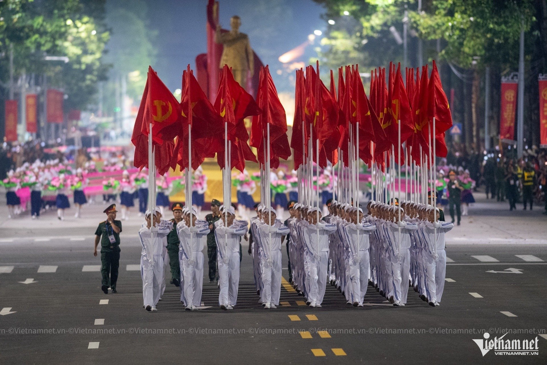 27-1756308679-dan-xe-tang-xe-thiet-giap-khi-the-hanh-quan-tren-duong-pho-ha-noi.jpg