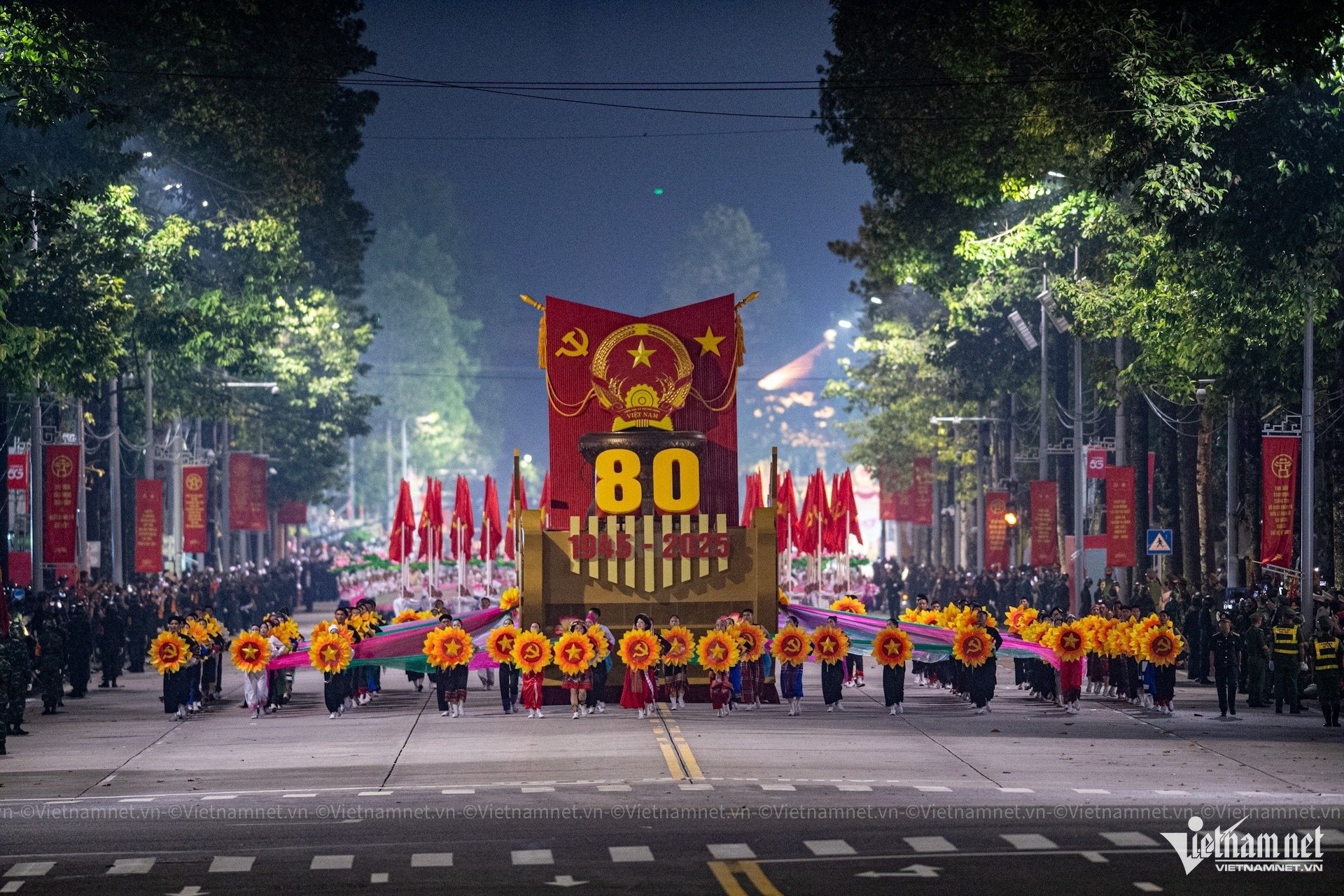 27-1756308679-dan-xe-tang-xe-thiet-giap-khi-the-hanh-quan-tren-duong-pho-ha-noi.jpg