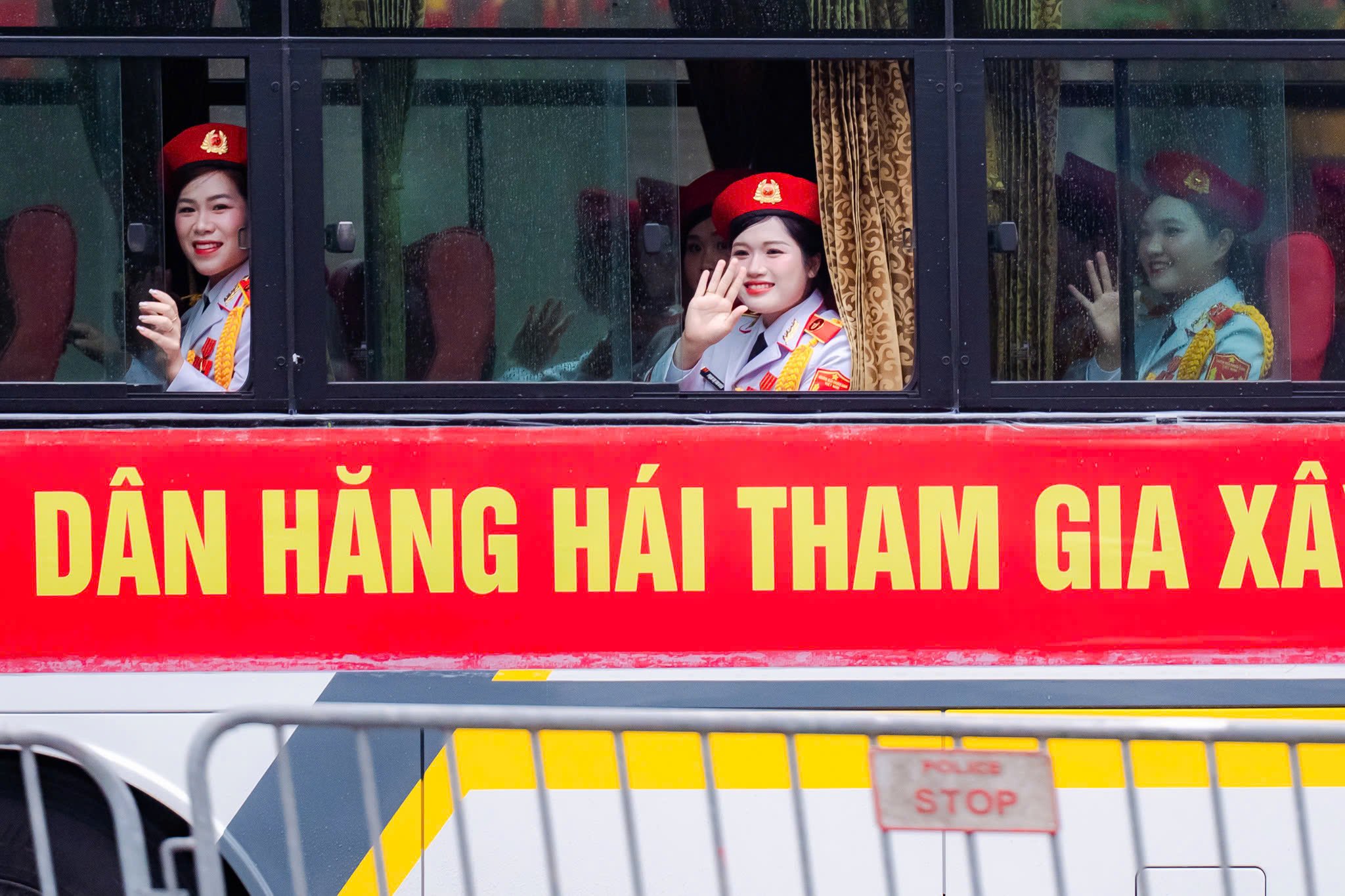 VIDEO: Khoảnh khắc đáng yêu mà bộ đội và người dân dành cho nhau tại điểm tập kết tối Sơ duyệt A80- Ảnh 7.