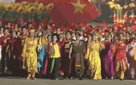 Clip: Hoàng Thuỳ Linh - Đen Vâu nối đuôi nhau sơ duyệt diễu hành, biểu cảm hân hoan cực đáng yêu gây sốt MXH! - Ảnh 1.