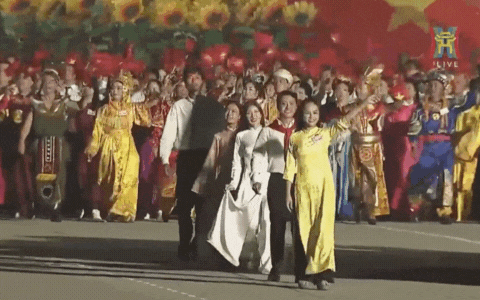 Clip: Hoàng Thuỳ Linh - Đen Vâu nối đuôi nhau sơ duyệt diễu hành, biểu cảm hân hoan cực đáng yêu gây sốt MXH! - Ảnh 2.