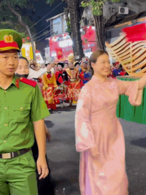 Clip: Hoàng Thuỳ Linh - Đen Vâu nối đuôi nhau sơ duyệt diễu hành, biểu cảm hân hoan cực đáng yêu gây sốt MXH! - Ảnh 3.