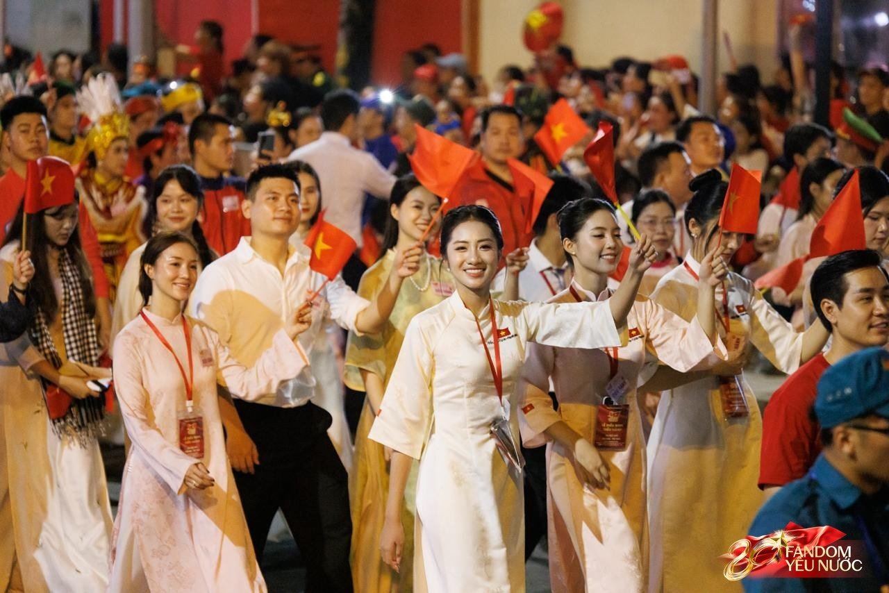 Clip: Hoàng Thuỳ Linh - Đen Vâu nối đuôi nhau sơ duyệt diễu hành, biểu cảm hân hoan cực đáng yêu gây sốt MXH! - Ảnh 8.