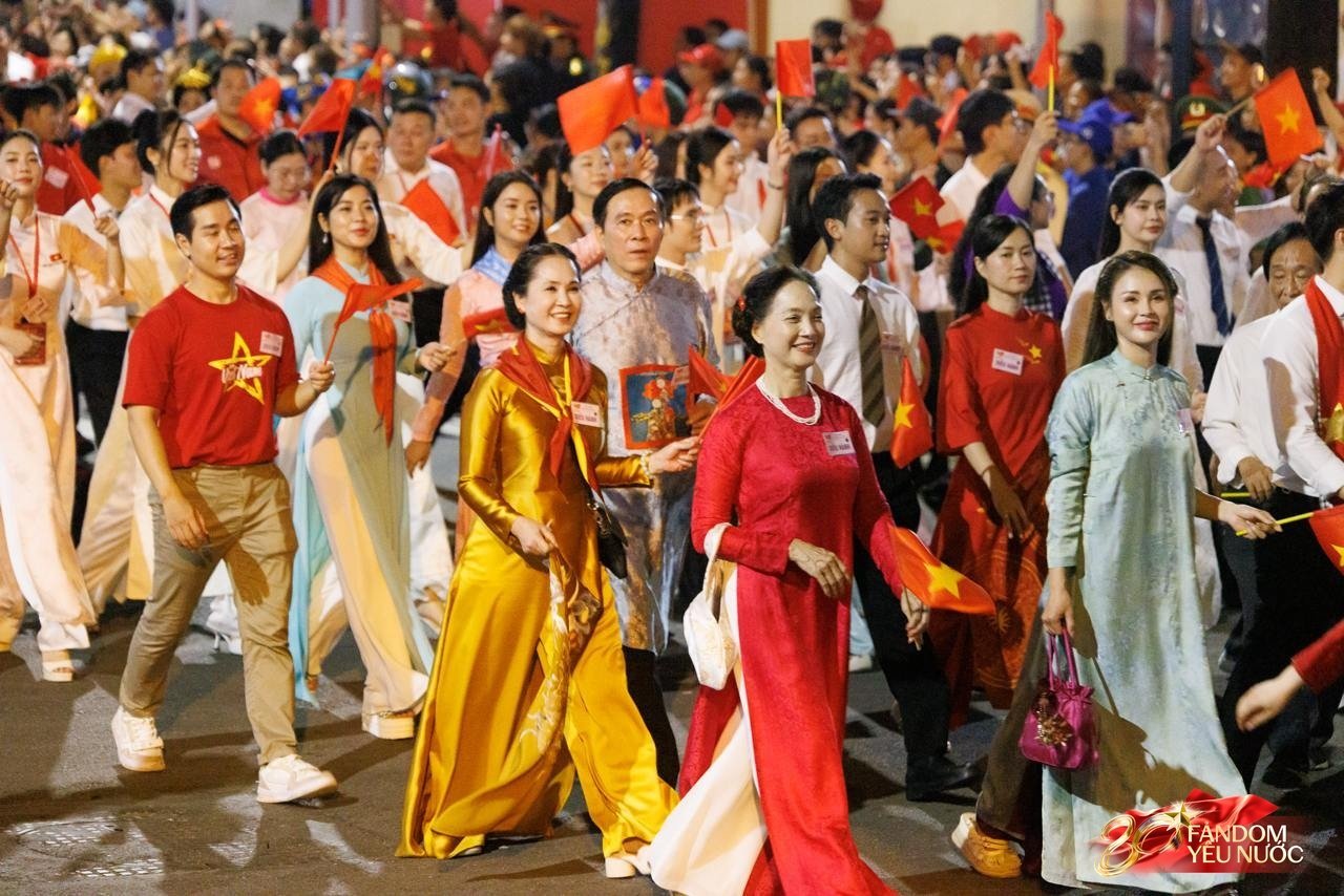 Clip: Hoàng Thuỳ Linh - Đen Vâu nối đuôi nhau sơ duyệt diễu hành, biểu cảm hân hoan cực đáng yêu gây sốt MXH! - Ảnh 10.
