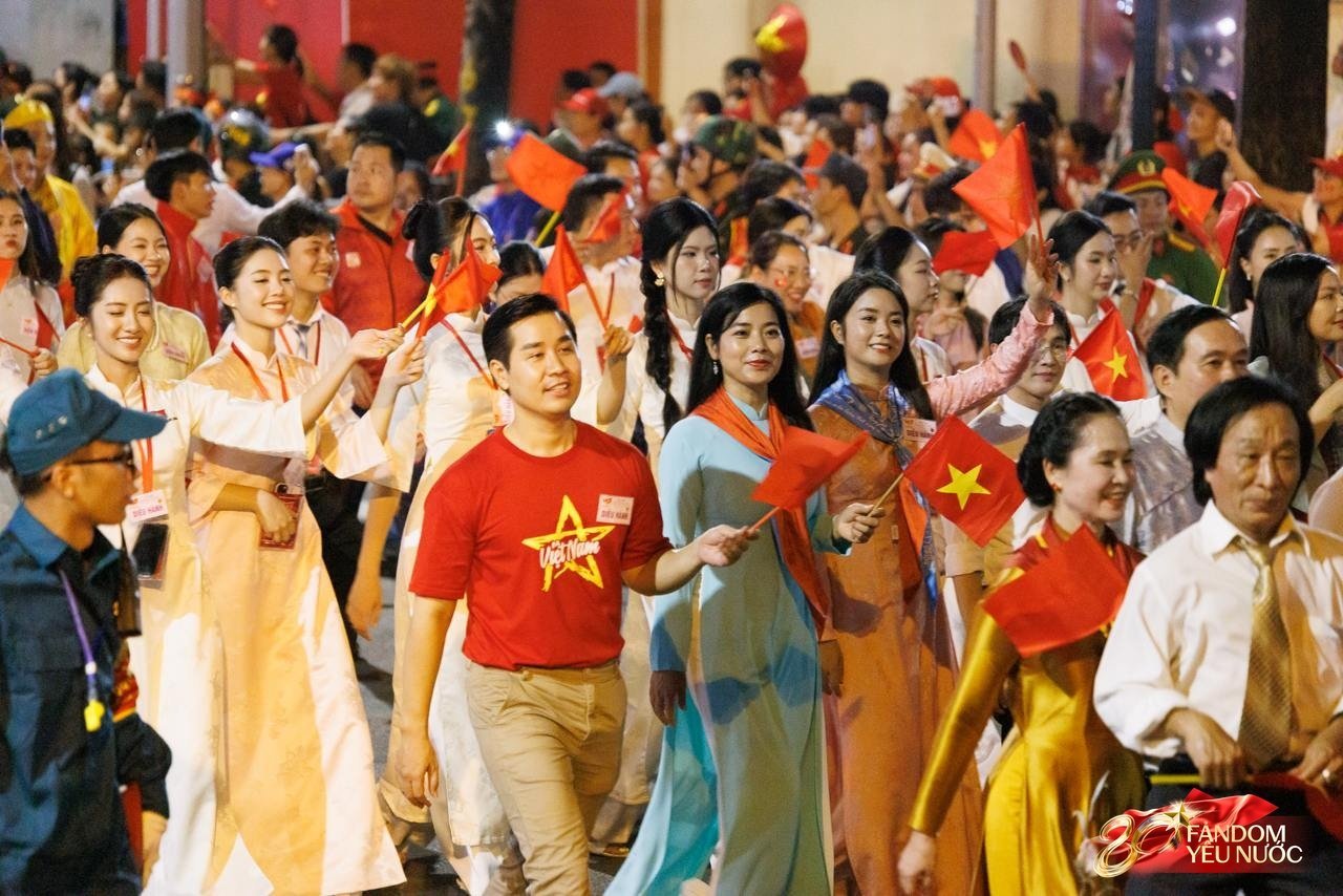 Clip: Hoàng Thuỳ Linh - Đen Vâu nối đuôi nhau sơ duyệt diễu hành, biểu cảm hân hoan cực đáng yêu gây sốt MXH! - Ảnh 11.