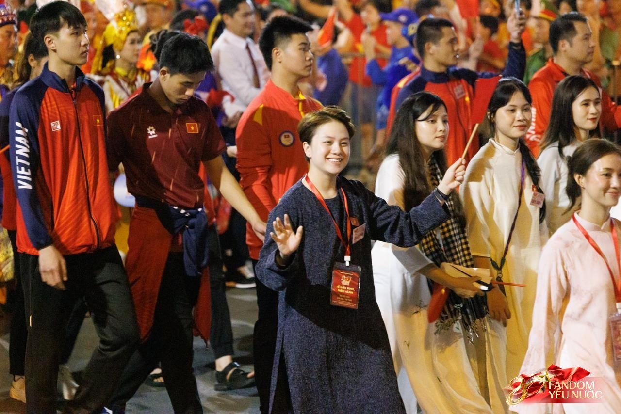 Clip: Hoàng Thuỳ Linh - Đen Vâu nối đuôi nhau sơ duyệt diễu hành, biểu cảm hân hoan cực đáng yêu gây sốt MXH! - Ảnh 12.