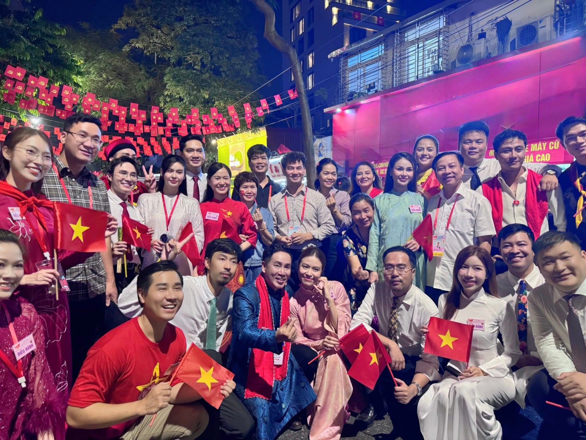 Clip: Hoàng Thuỳ Linh - Đen Vâu nối đuôi nhau sơ duyệt diễu hành, biểu cảm hân hoan cực đáng yêu gây sốt MXH! - Ảnh 13.