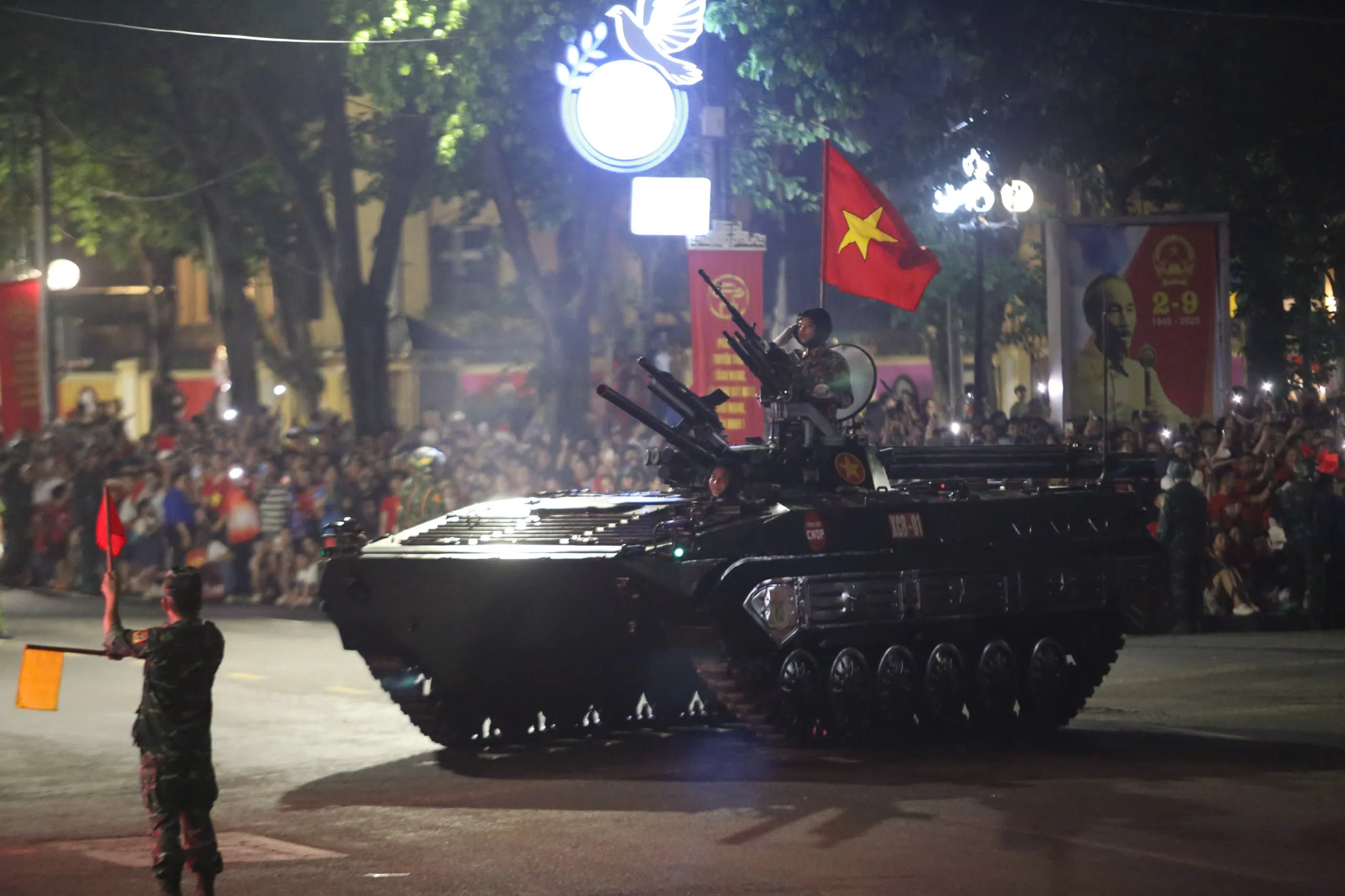 Dàn xe tăng, bọc thép sơ duyệt diễu binh trong tiếng reo hò của người dân- Ảnh 9.