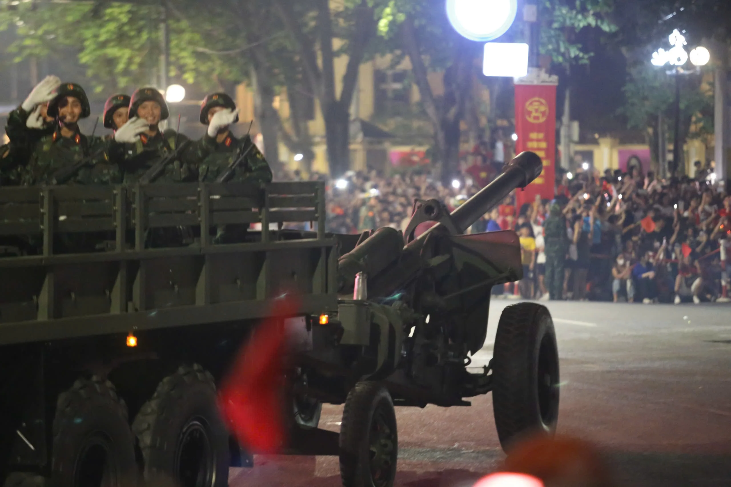 Dàn xe tăng, bọc thép sơ duyệt diễu binh trong tiếng reo hò của người dân- Ảnh 10.