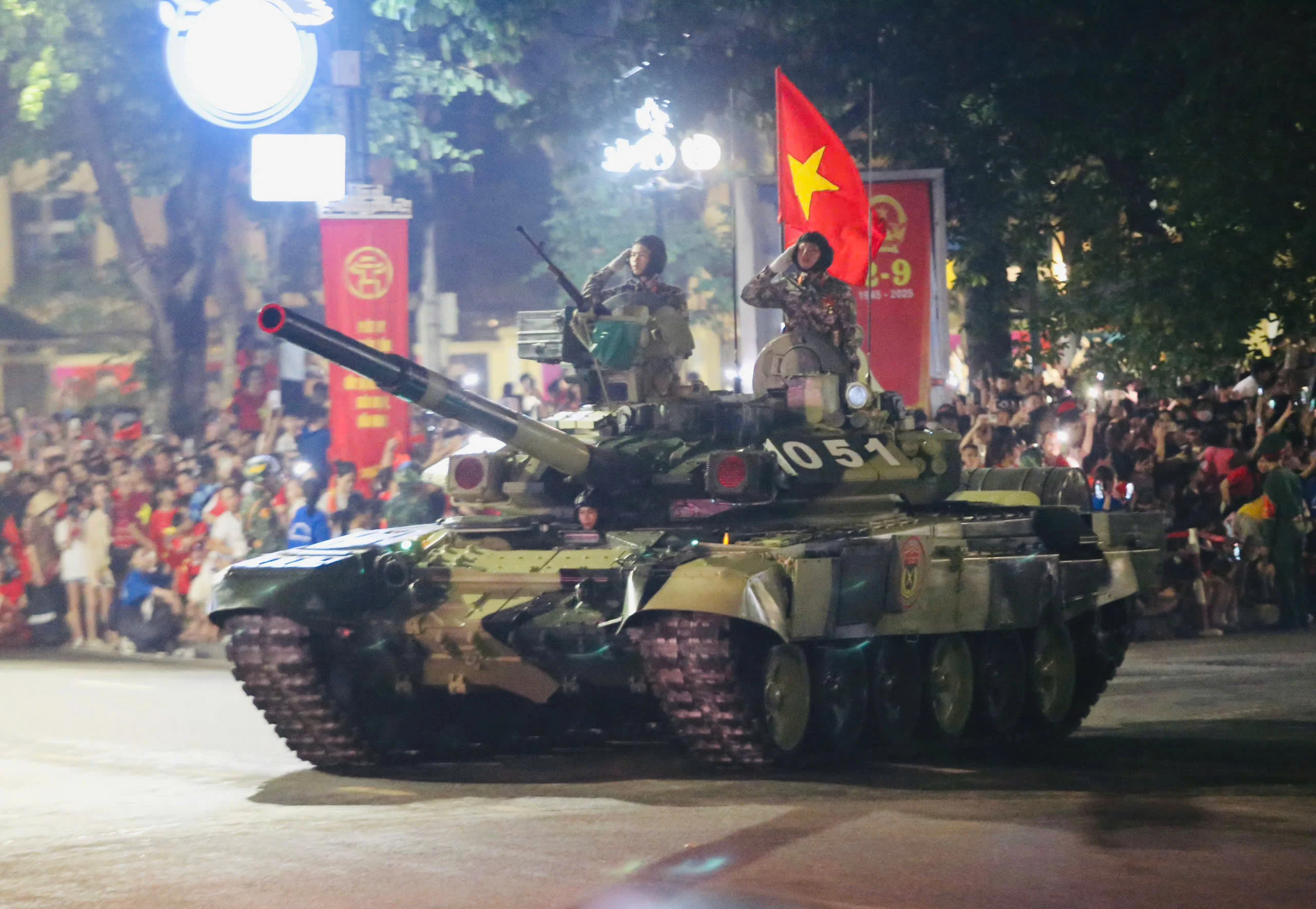 Dàn xe tăng, bọc thép sơ duyệt diễu binh trong tiếng reo hò của người dân- Ảnh 13.
