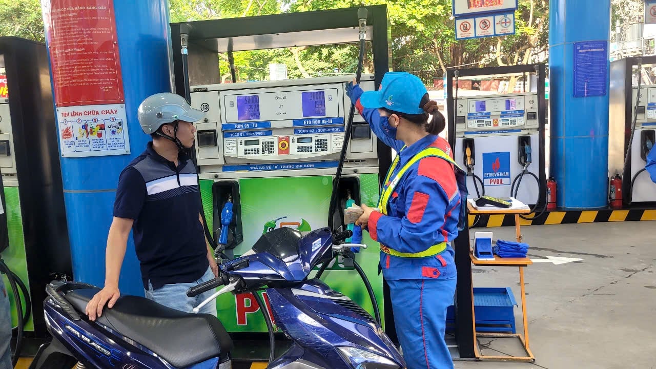 Lộ trình chuyển đổi xăng e10: Doanh nghiệp và người tiêu dùng băn khoăn - Ảnh 1.
