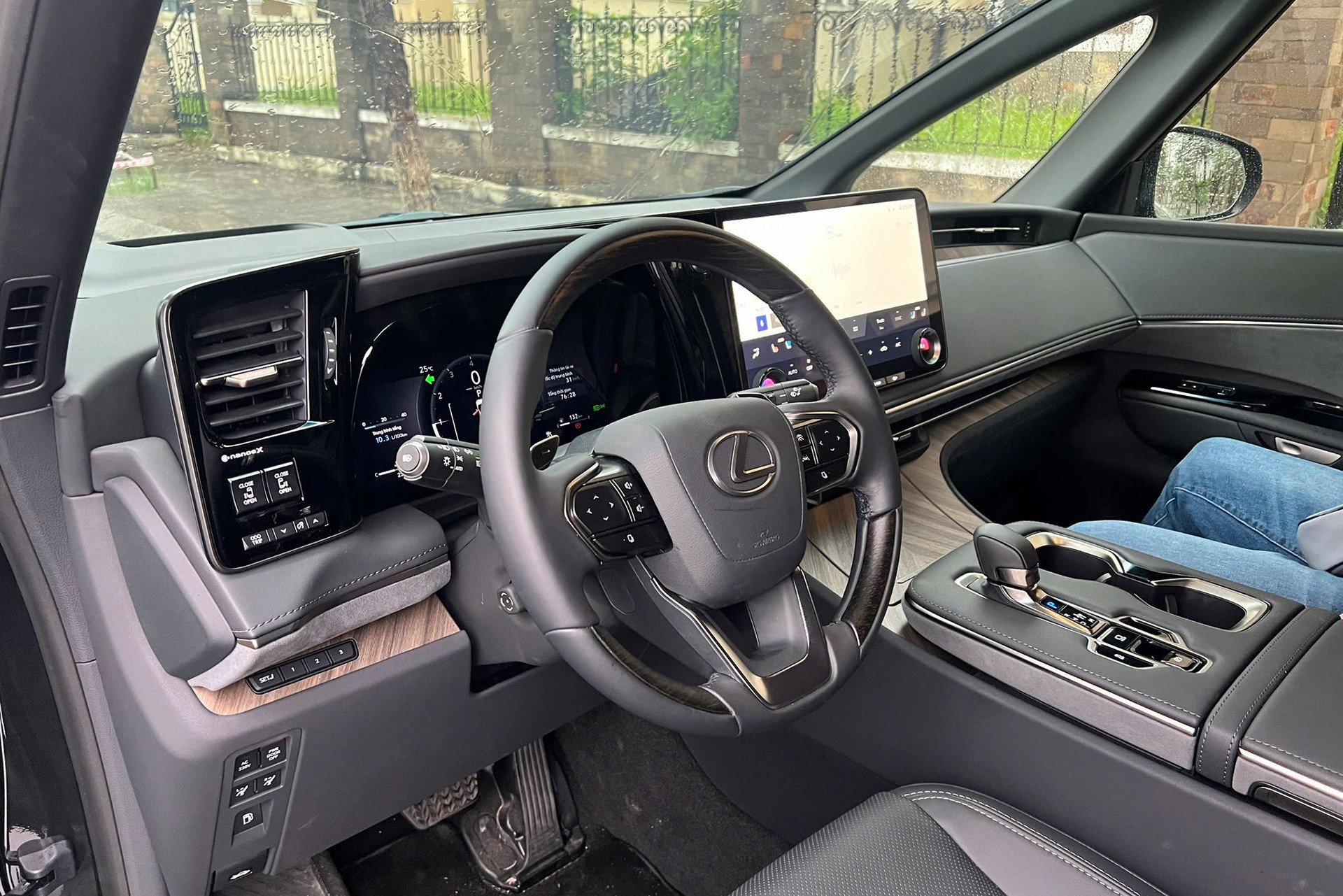 lexus lm 7.jpg