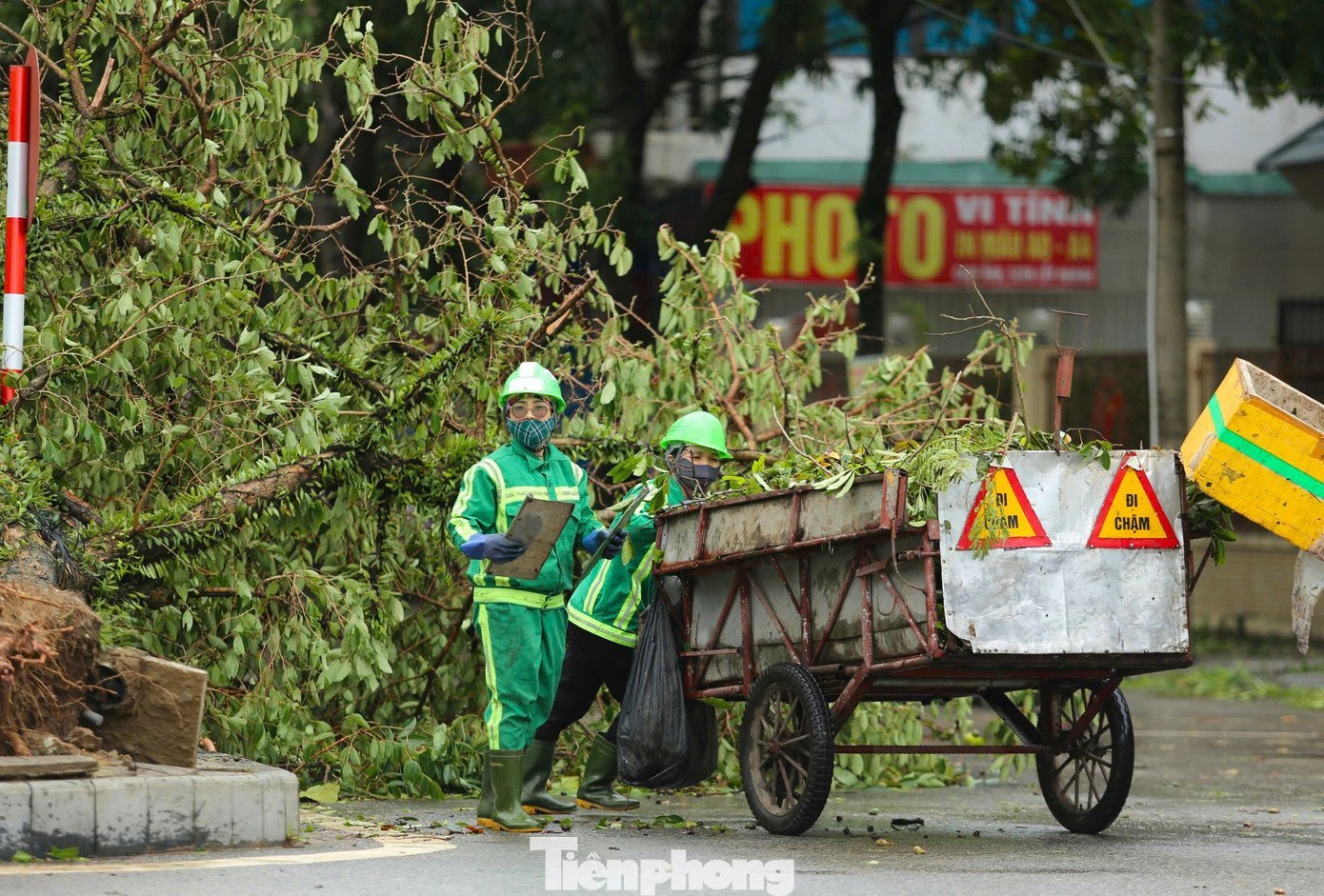 Công nhân môi trường dọn hơn 2.000 tấn rác/ngày sau bão- Ảnh 3.