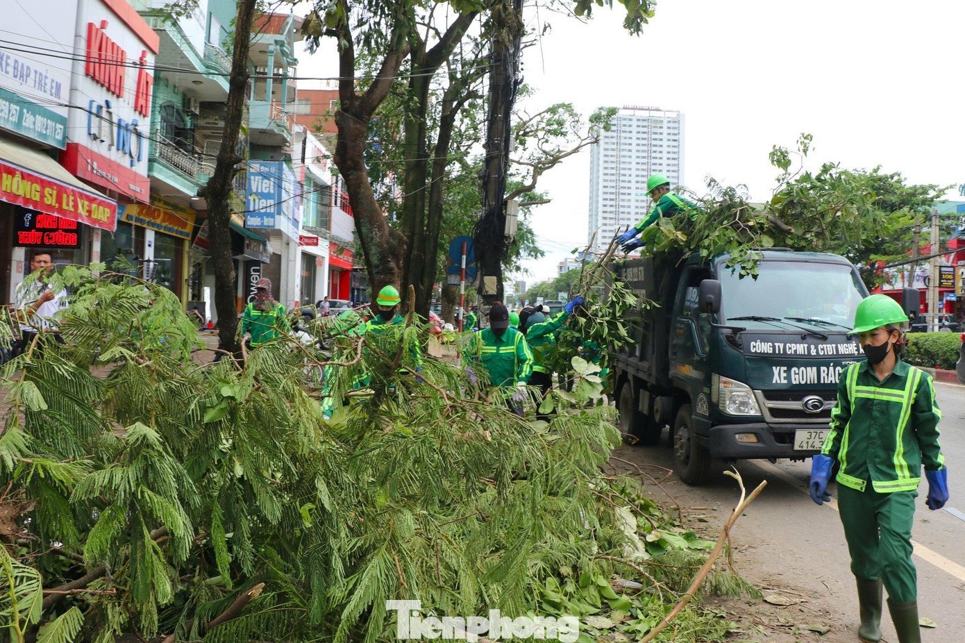 Công nhân môi trường dọn hơn 2.000 tấn rác/ngày sau bão- Ảnh 5.