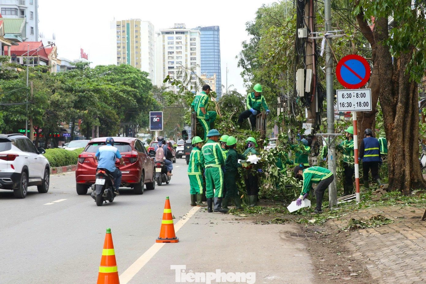 Công nhân môi trường dọn hơn 2.000 tấn rác/ngày sau bão- Ảnh 13.