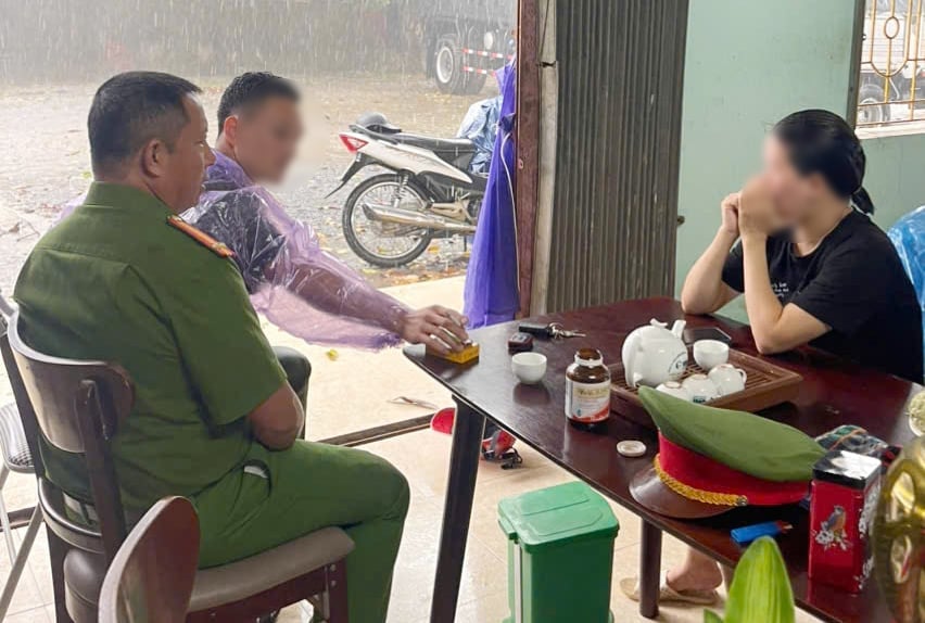 Ngăn người phụ nữ buồn chuyện gia đình định nhảy sông Mã tự tử- Ảnh 1.