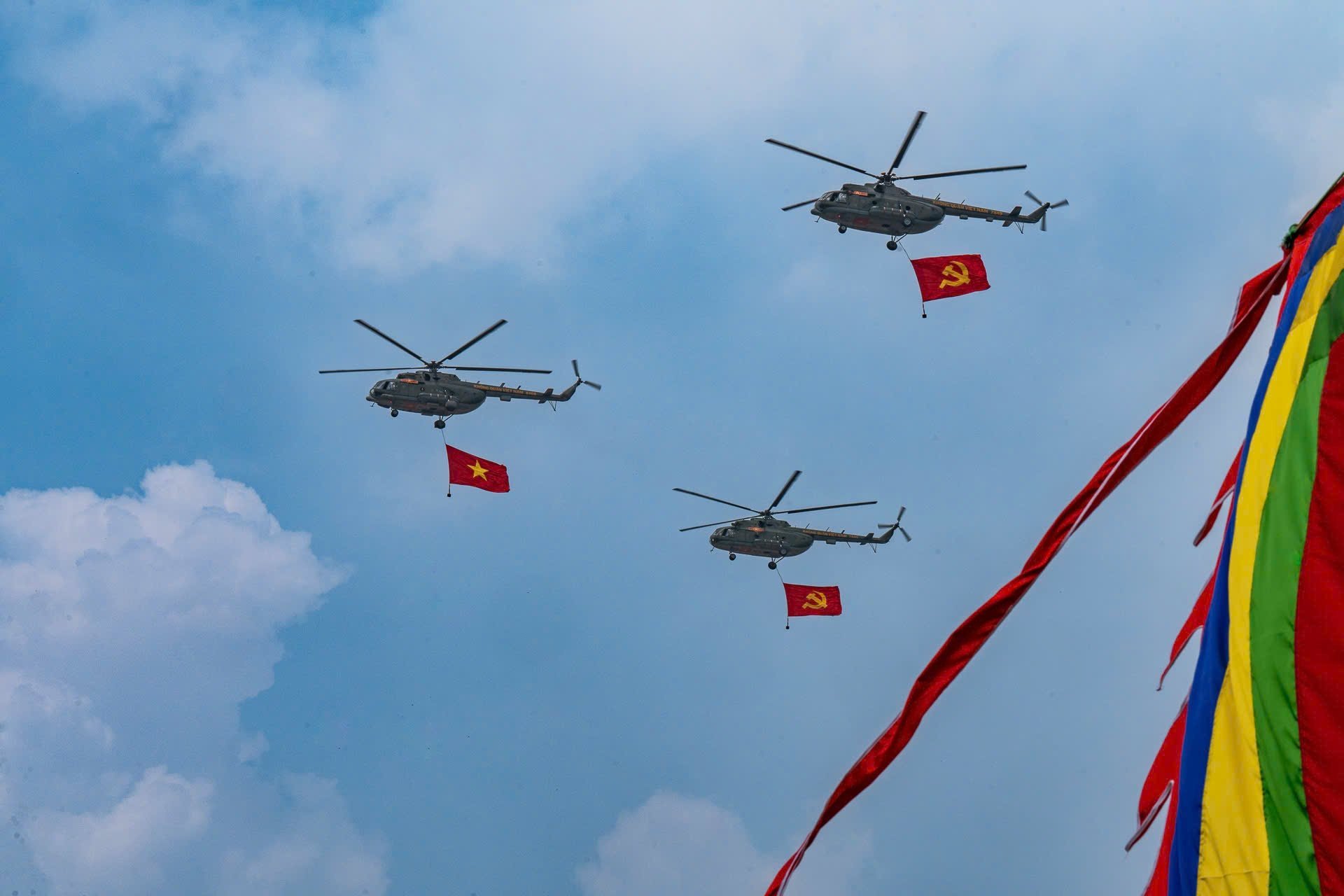 28-1756373080-tiem-kich-truc-thang-chao-lieng-tren-bau-troi-ha-noi.jpg