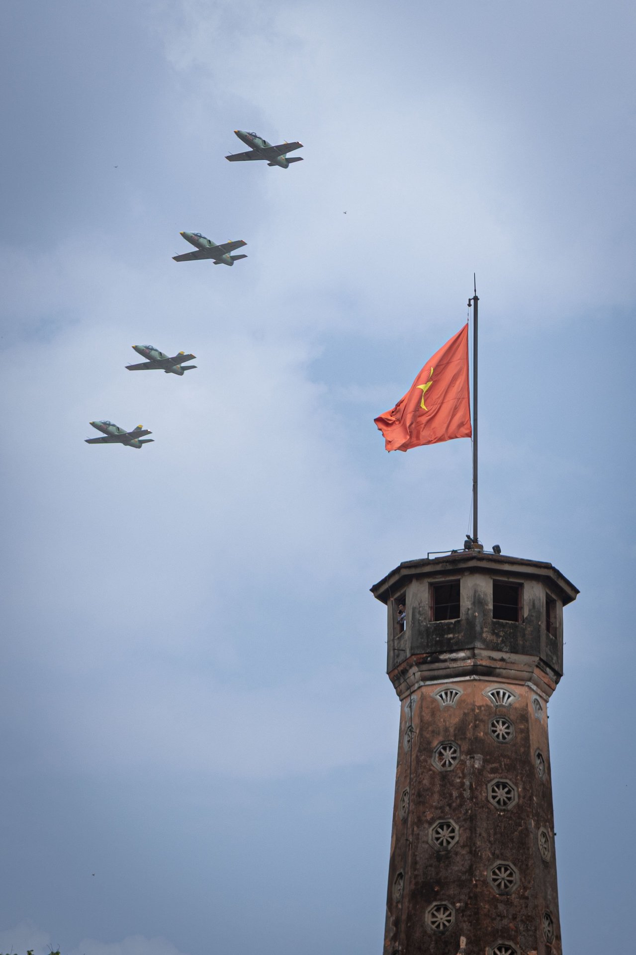 28-1756373081-tiem-kich-truc-thang-chao-lieng-tren-bau-troi-ha-noi.jpg