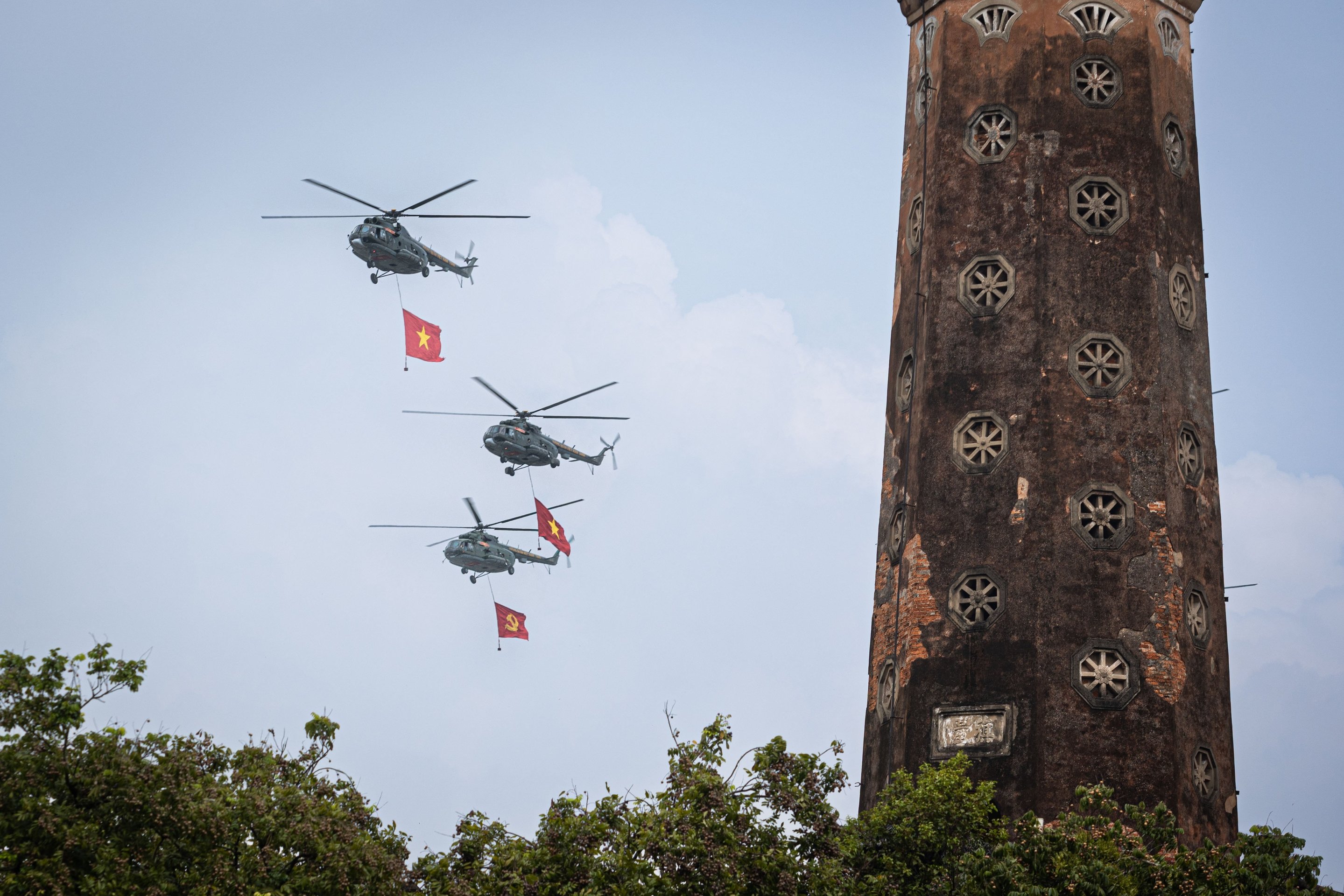 28-1756373102-tiem-kich-truc-thang-chao-lieng-tren-bau-troi-ha-noi.jpg