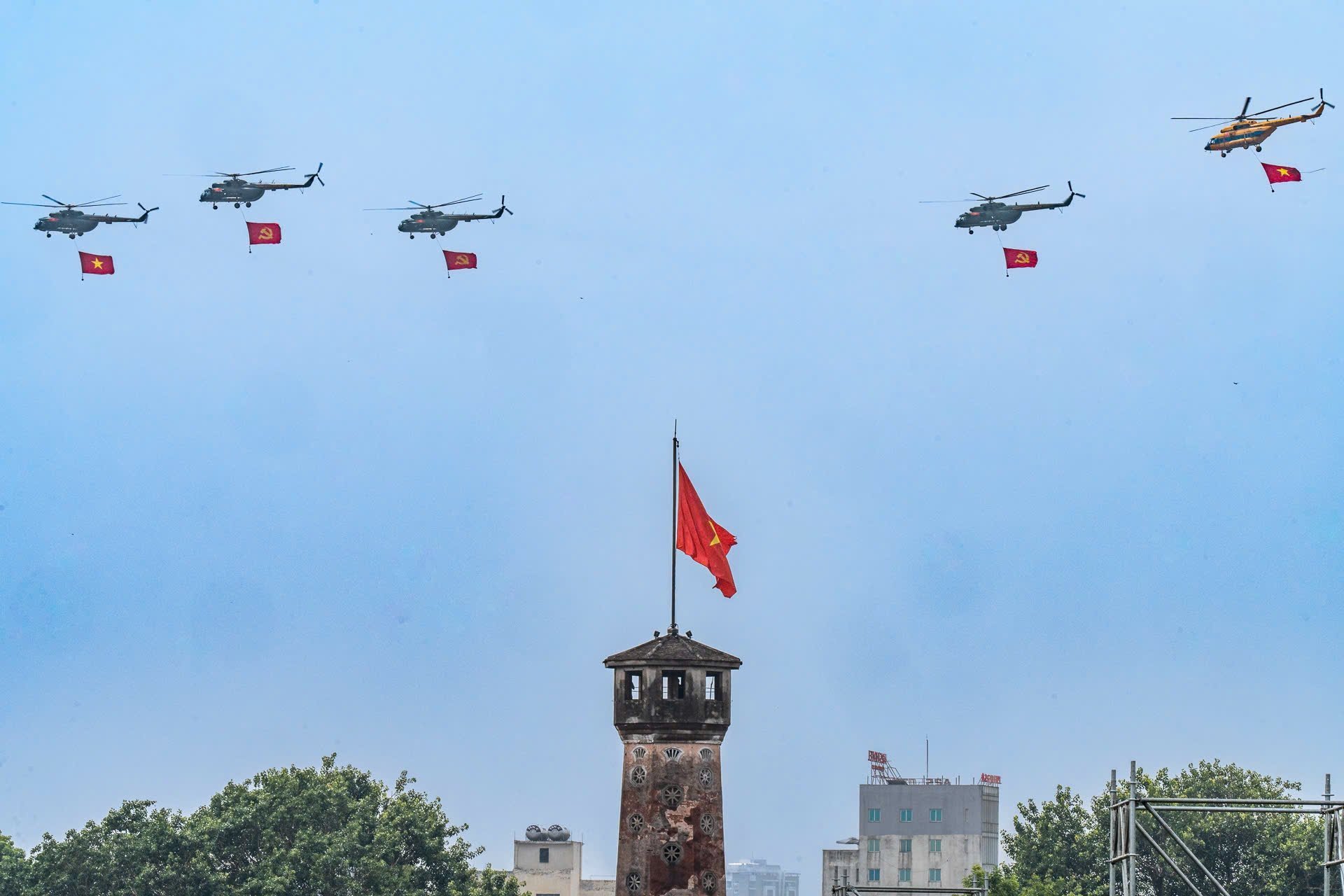 28-1756373102-tiem-kich-truc-thang-chao-lieng-tren-bau-troi-ha-noi.jpg