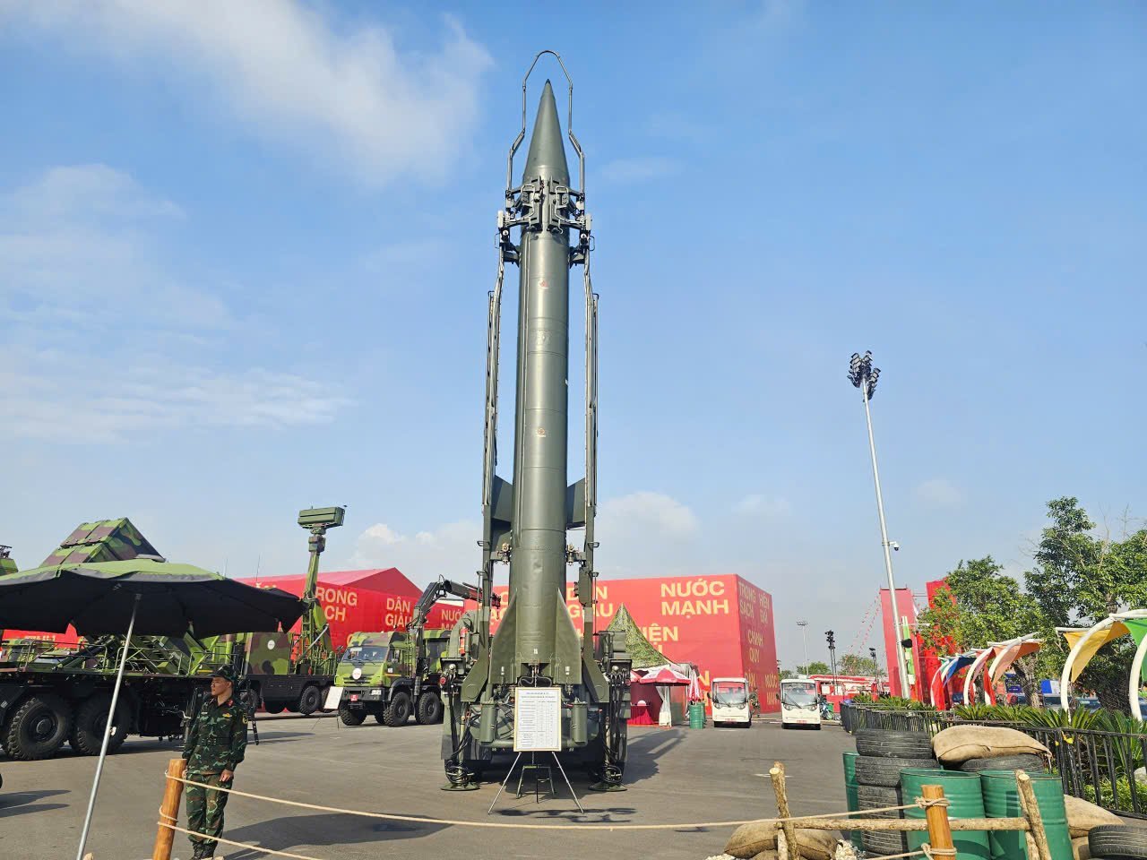 Triển lãm 80 năm Độc lập: Xe tăng , xe thiết giáp và ngư lôi lần đầu xuất hiện - Ảnh 2.
