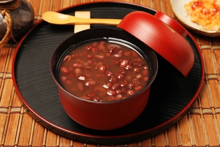 Các bạn trẻ độc thân thường rủ nhau ăn chè đậu đỏ trong ngày Thất tịch.