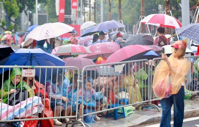 Thời tiết Hà Nội hôm nay: Mưa rào và dông trong Lễ diễu binh A80 - Ảnh 1.