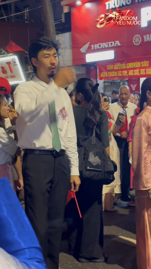 Không để ý camera, Hoàng Thuỳ Linh và Đen Vâu có 1 hành động thể hiện rõ tình cảm!- Ảnh 2.