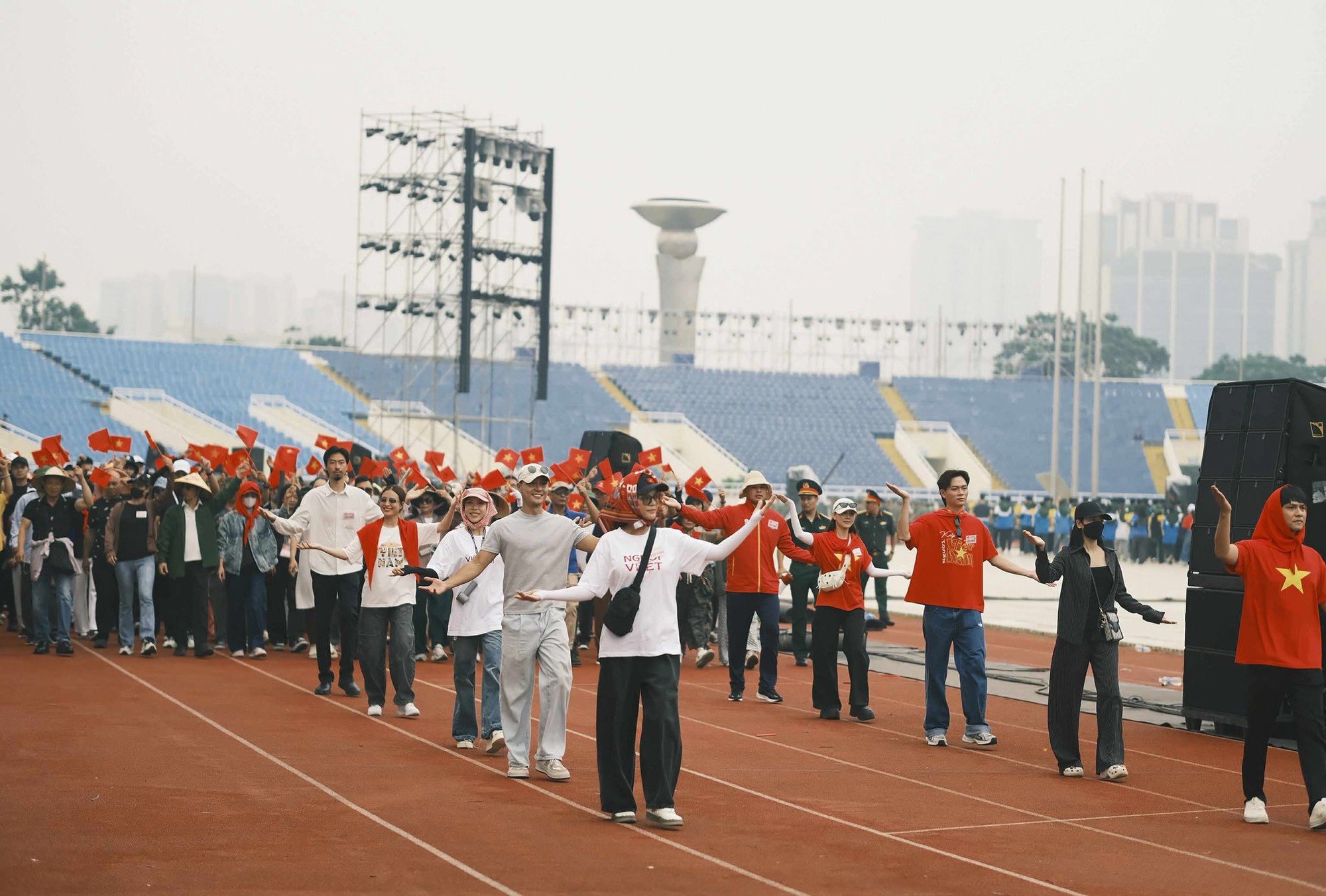 Không để ý camera, Hoàng Thuỳ Linh và Đen Vâu có 1 hành động thể hiện rõ tình cảm!- Ảnh 5.