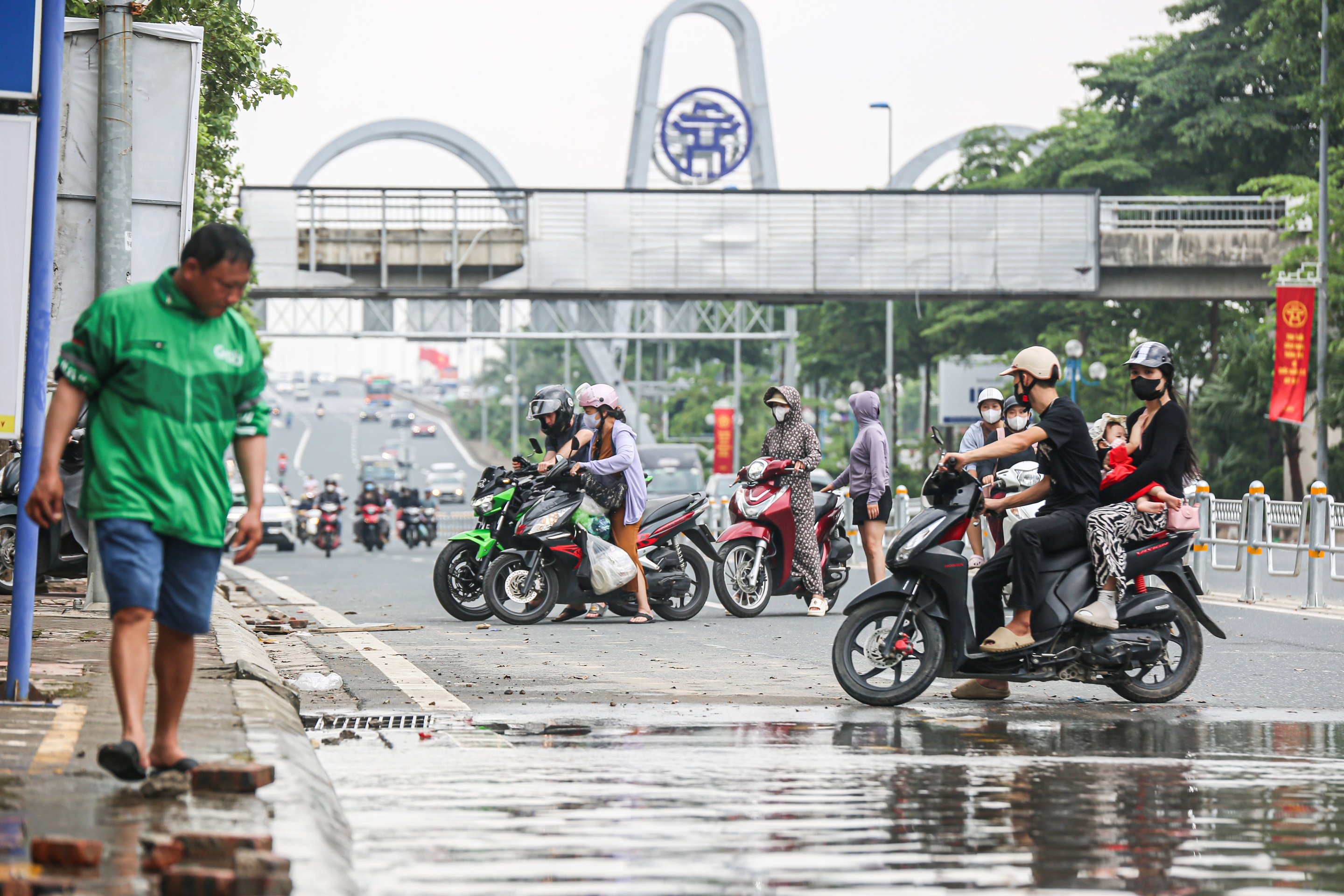 29-1756468702-mang-chau-ra-giua-duong-bat-ca-sau-hai-ngay-mua-ngap-o-ha-noi.jpg