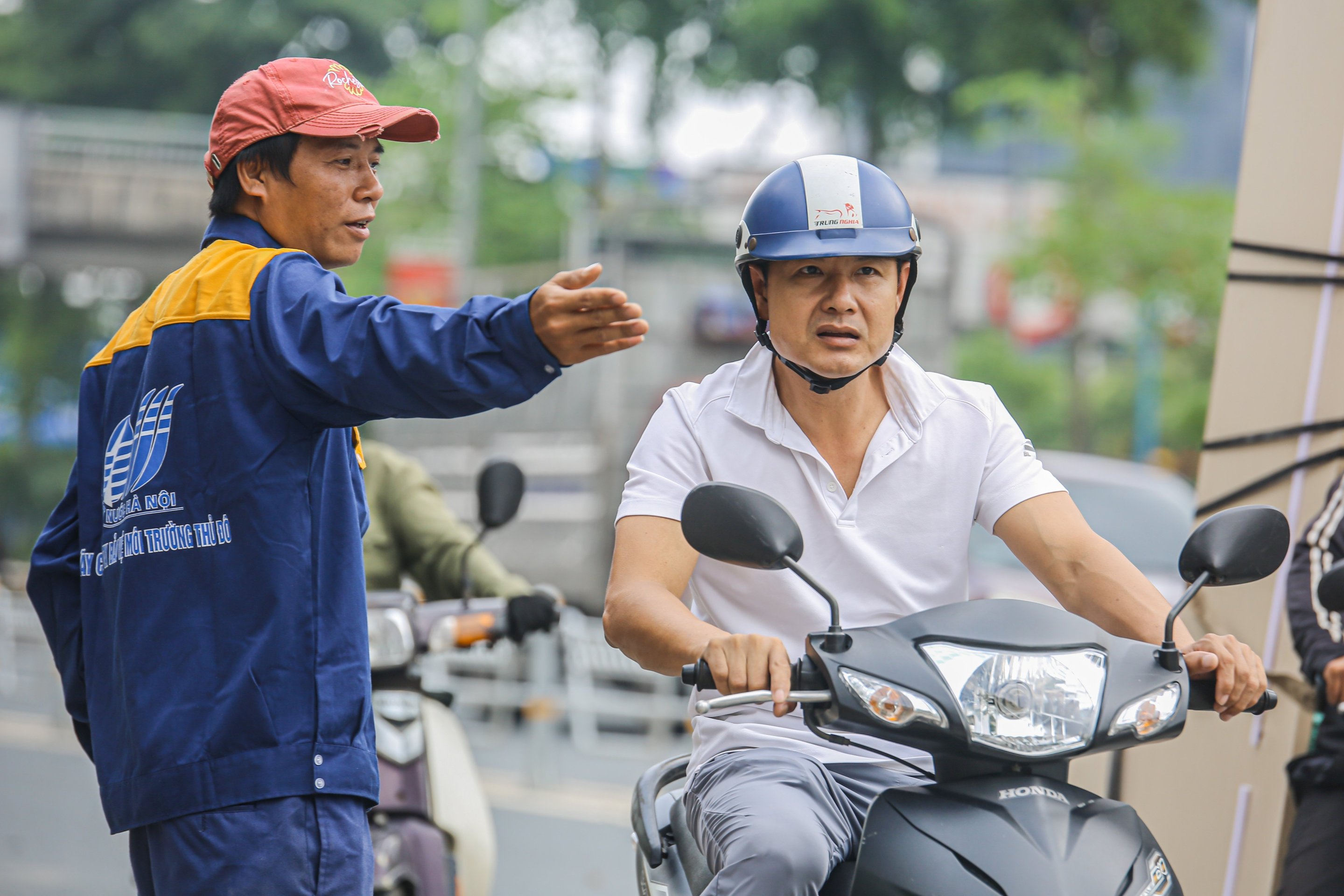 29-1756468703-mang-chau-ra-giua-duong-bat-ca-sau-hai-ngay-mua-ngap-o-ha-noi.jpg