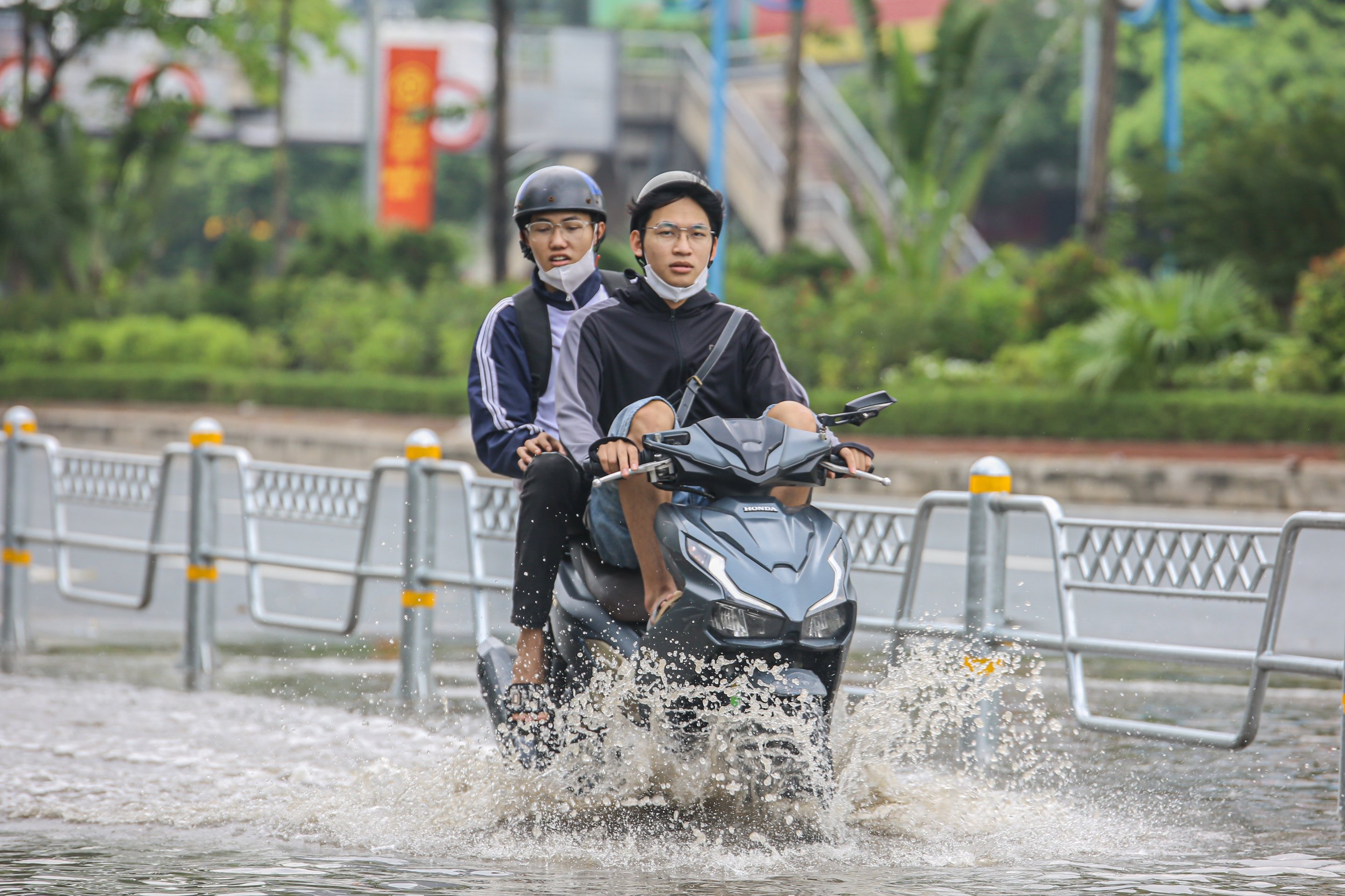 29-1756468704-mang-chau-ra-giua-duong-bat-ca-sau-hai-ngay-mua-ngap-o-ha-noi.jpg