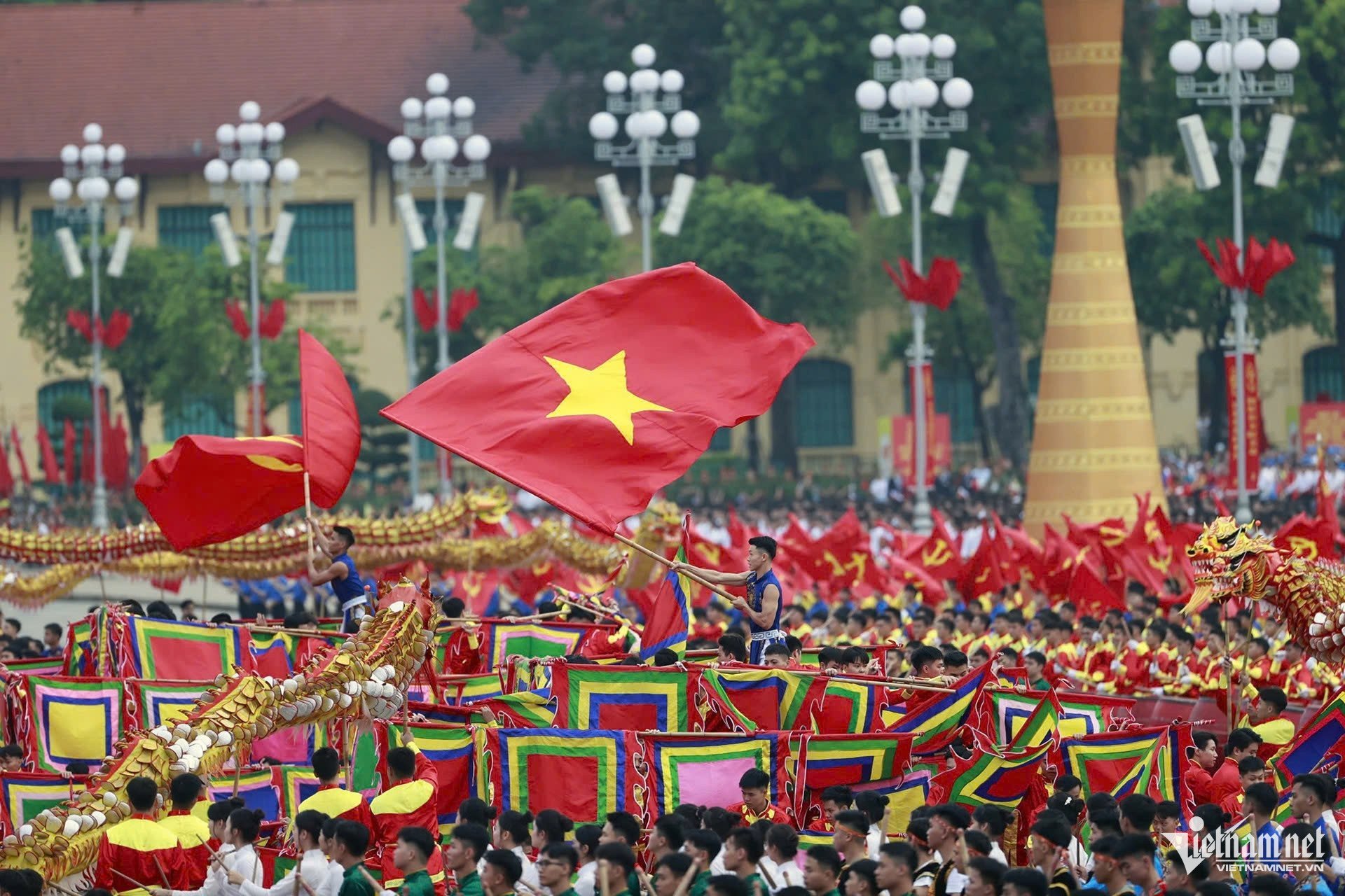 30-1756511553-khoi-dieu-binh-trung-quoc-lan-dau-luyen-tap-tren-quang-truong-ba-dinh.jpg