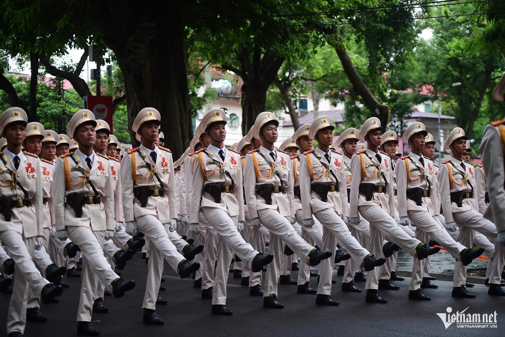 30-1756511553-khoi-dieu-binh-trung-quoc-lan-dau-luyen-tap-tren-quang-truong-ba-dinh.jpg